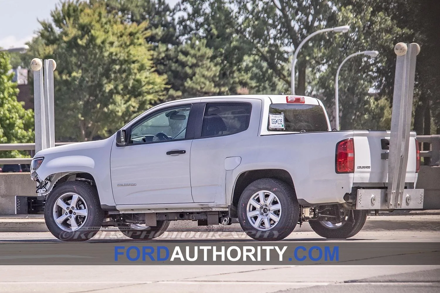 Ford Bronco This could be a Bronco test Mule ial-Ford-Bronco-or-Ford-Courier-Pickup-Mule-with-Chevrolet-Colorado-body-Spy-Shots-July-2019-