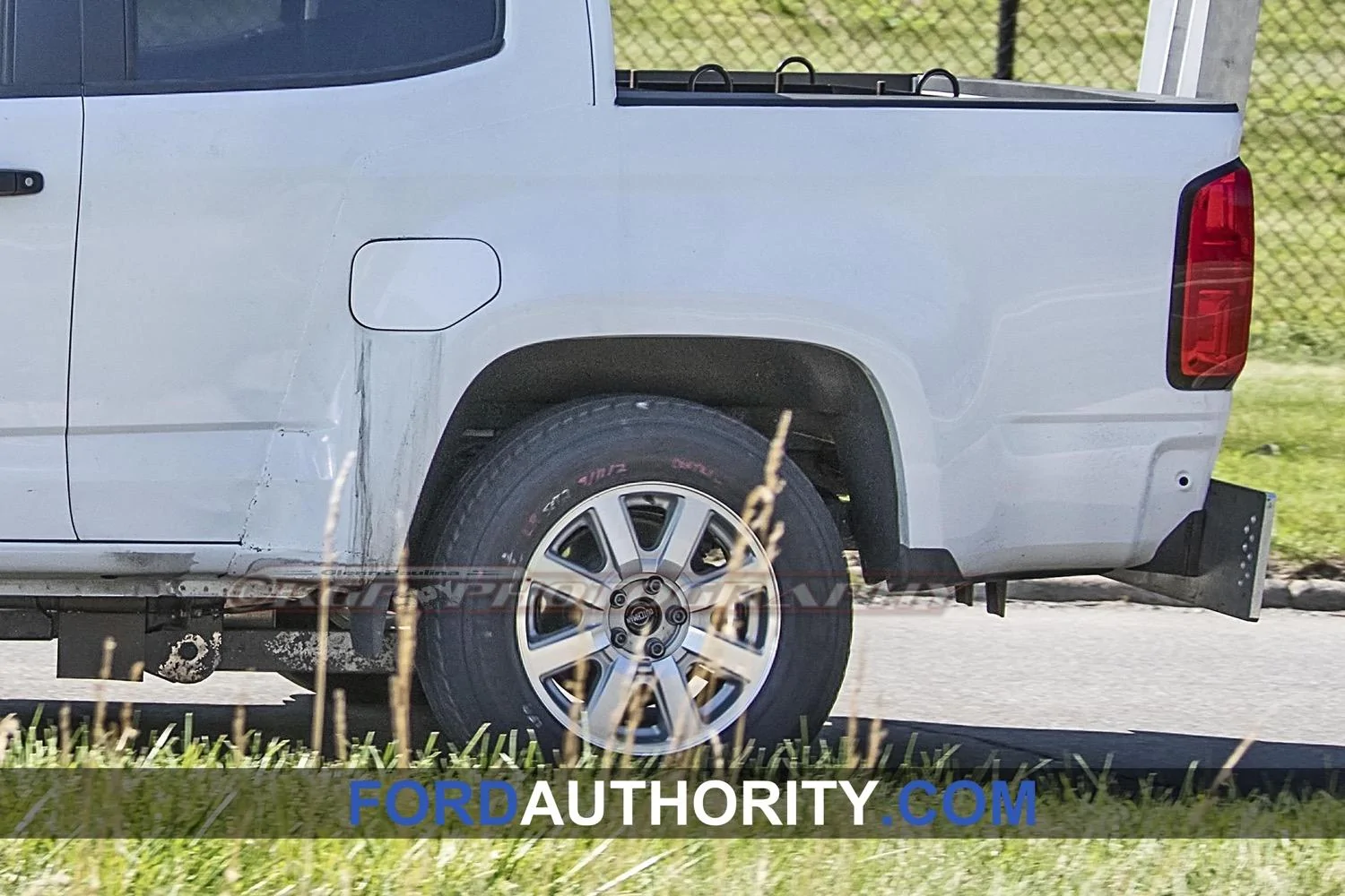 Ford Bronco This could be a Bronco test Mule ial-Ford-Bronco-or-Ford-Courier-Pickup-Mule-with-Chevrolet-Colorado-body-Spy-Shots-July-2019-