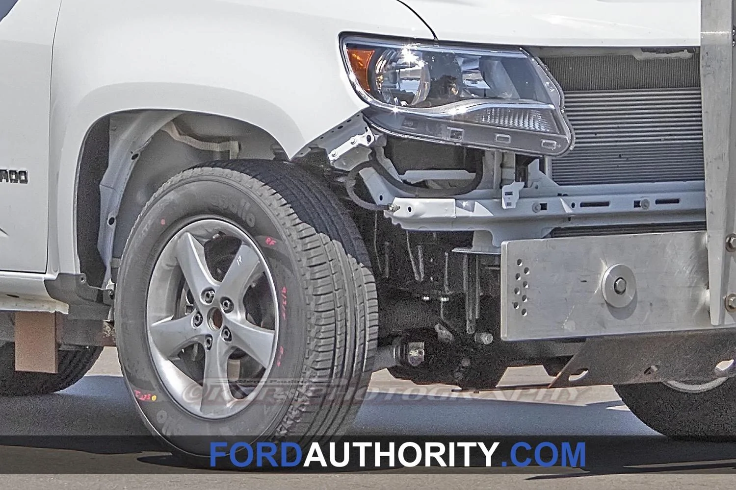 Ford Bronco This could be a Bronco test Mule ial-Ford-Bronco-or-Ford-Courier-Pickup-Mule-with-Chevrolet-Colorado-body-Spy-Shots-July-2019-