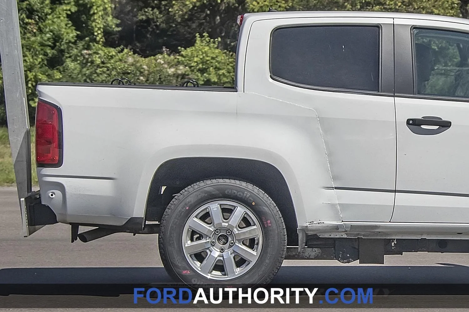 Ford Bronco This could be a Bronco test Mule ial-Ford-Bronco-or-Ford-Courier-Pickup-Mule-with-Chevrolet-Colorado-body-Spy-Shots-July-2019-