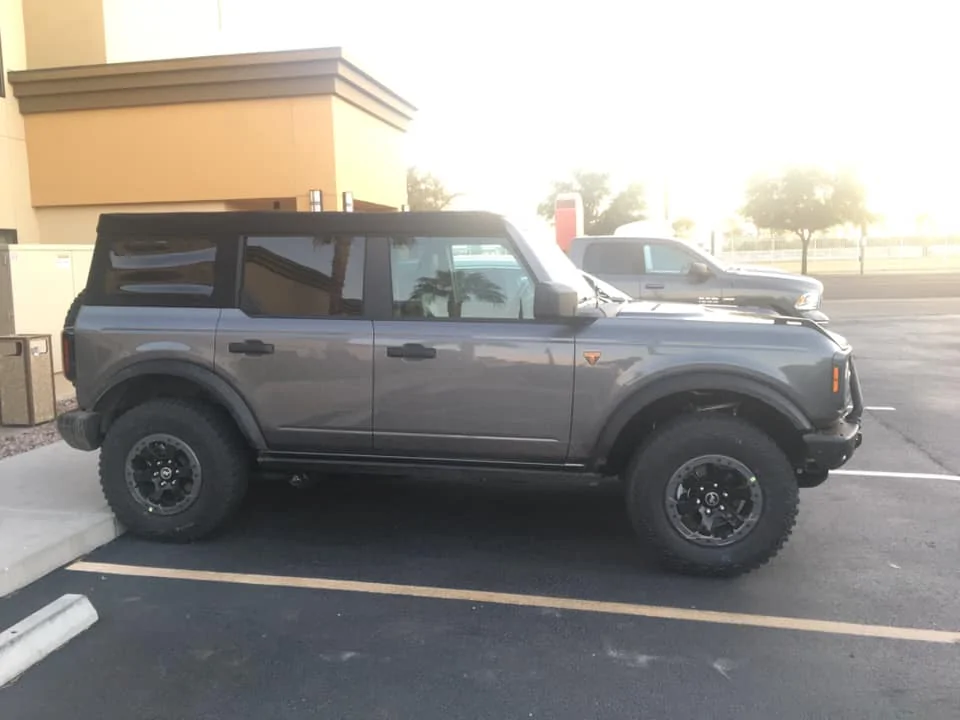 Ford Bronco Carbonized Gray Paint Thread Carbonized Gray Bronco Badlands Steel Front Bumper Soft Top 4-Door 2