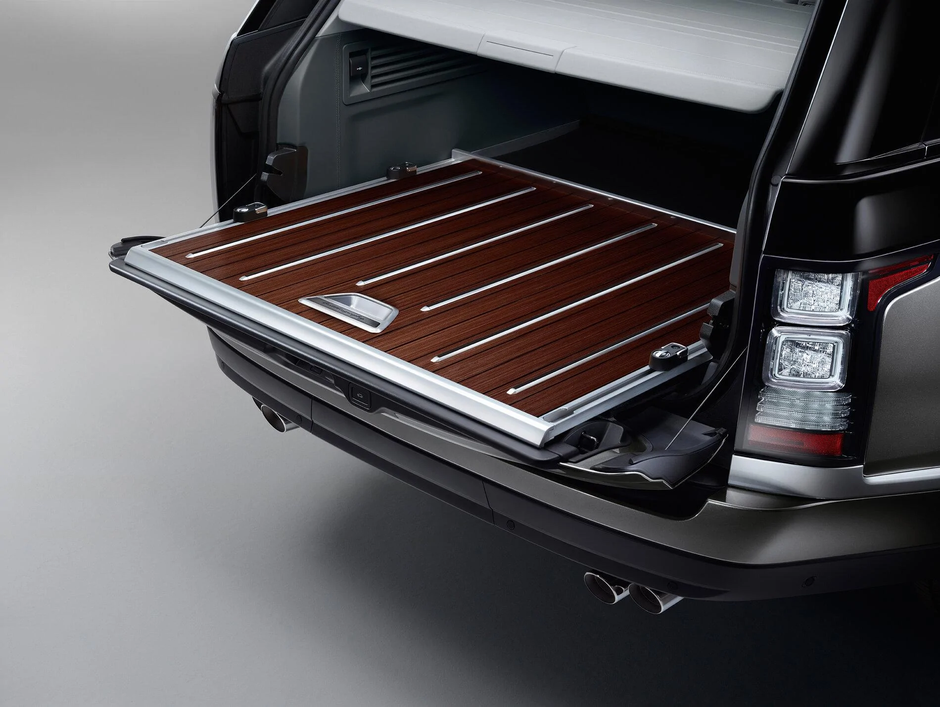 Ford Bronco Cargo area: sliding tail gate RR sliding