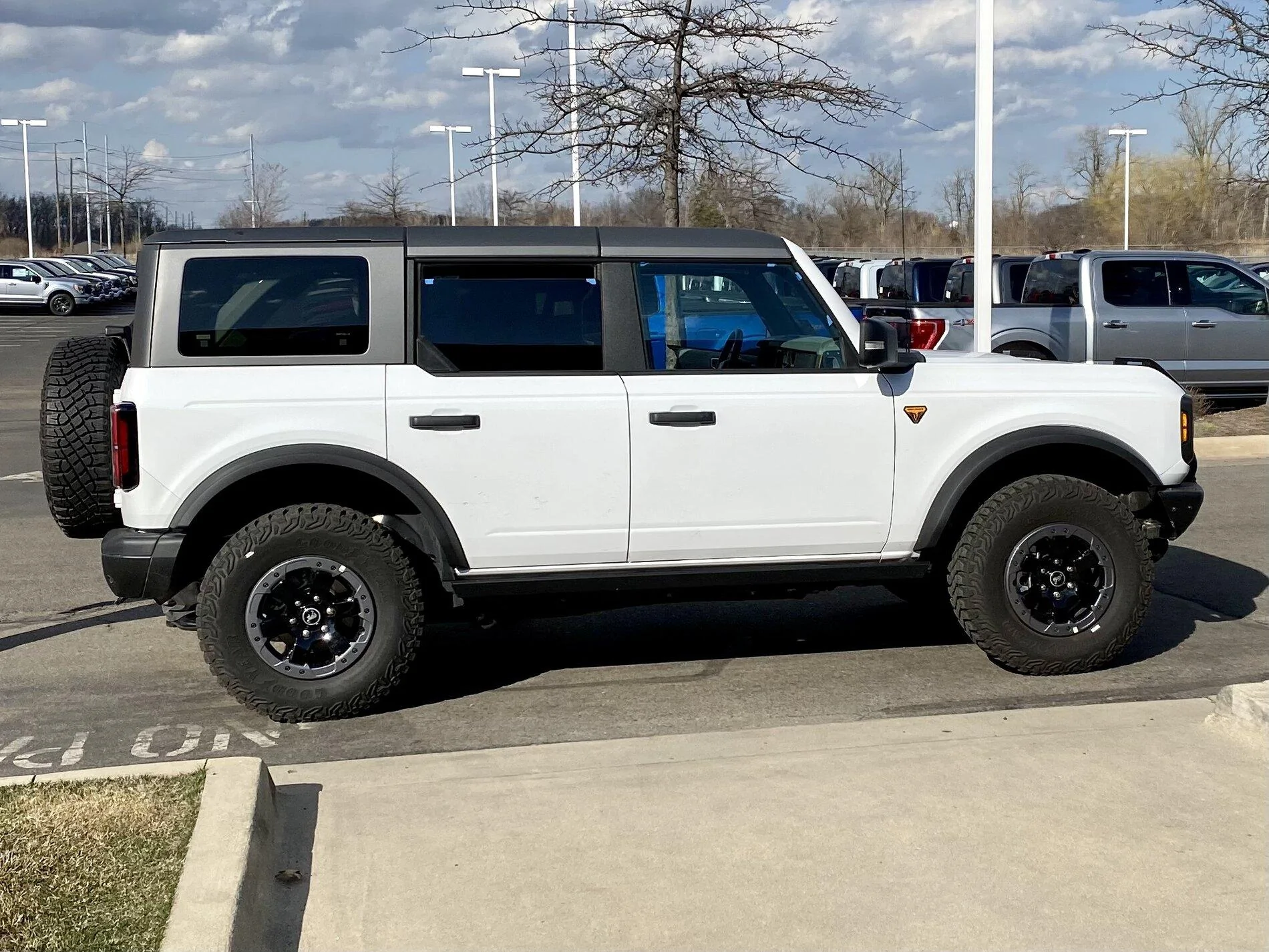 Ford Bronco Oxford White Bronco Badlands 4-Door MIC Top @ Friendly Ford Badlands Bronco Oxford White 4-Door MIC To