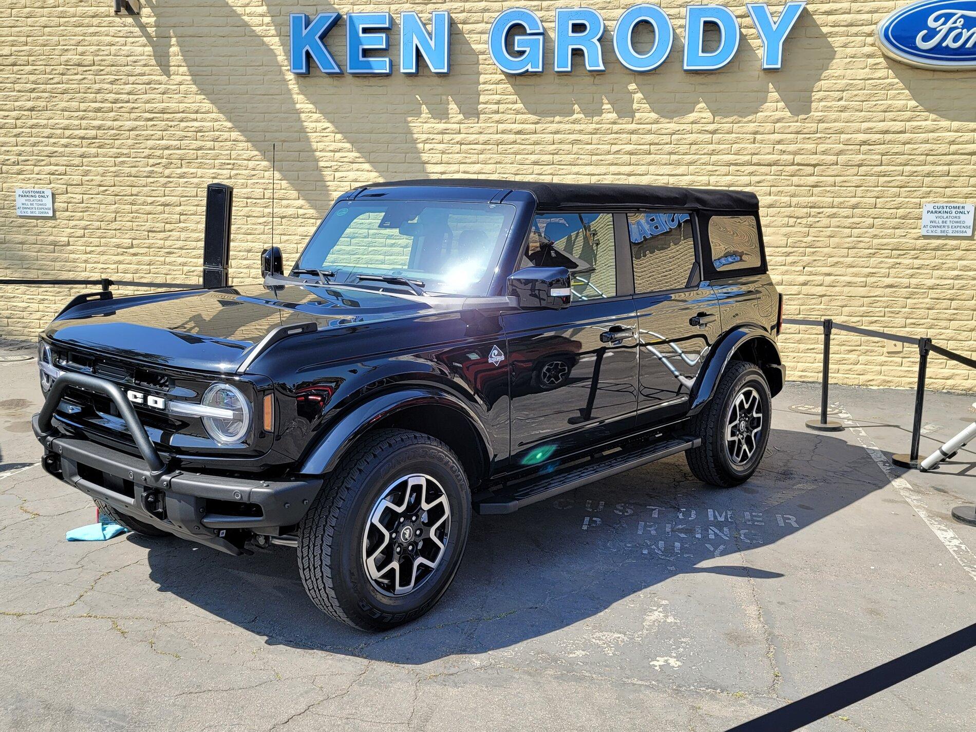 Ford Bronco 20.1 average MPG showing on a 2.7L Bronco Outer Banks at dealer event Exterior (25)