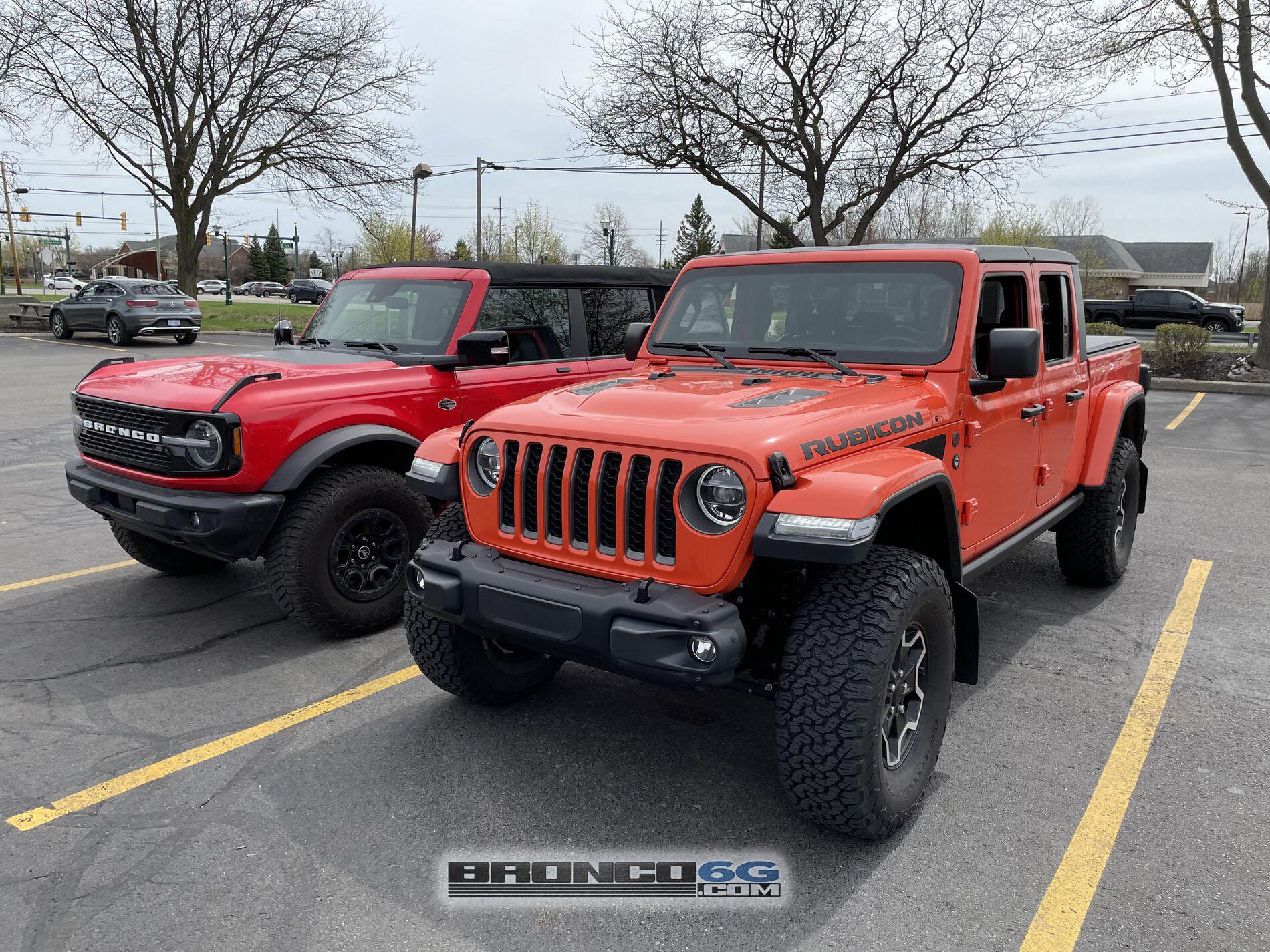Ford Bronco Race Red Bronco vs Punk’n Jeep Gladiator Bronco vs Jeep Gladiator 1