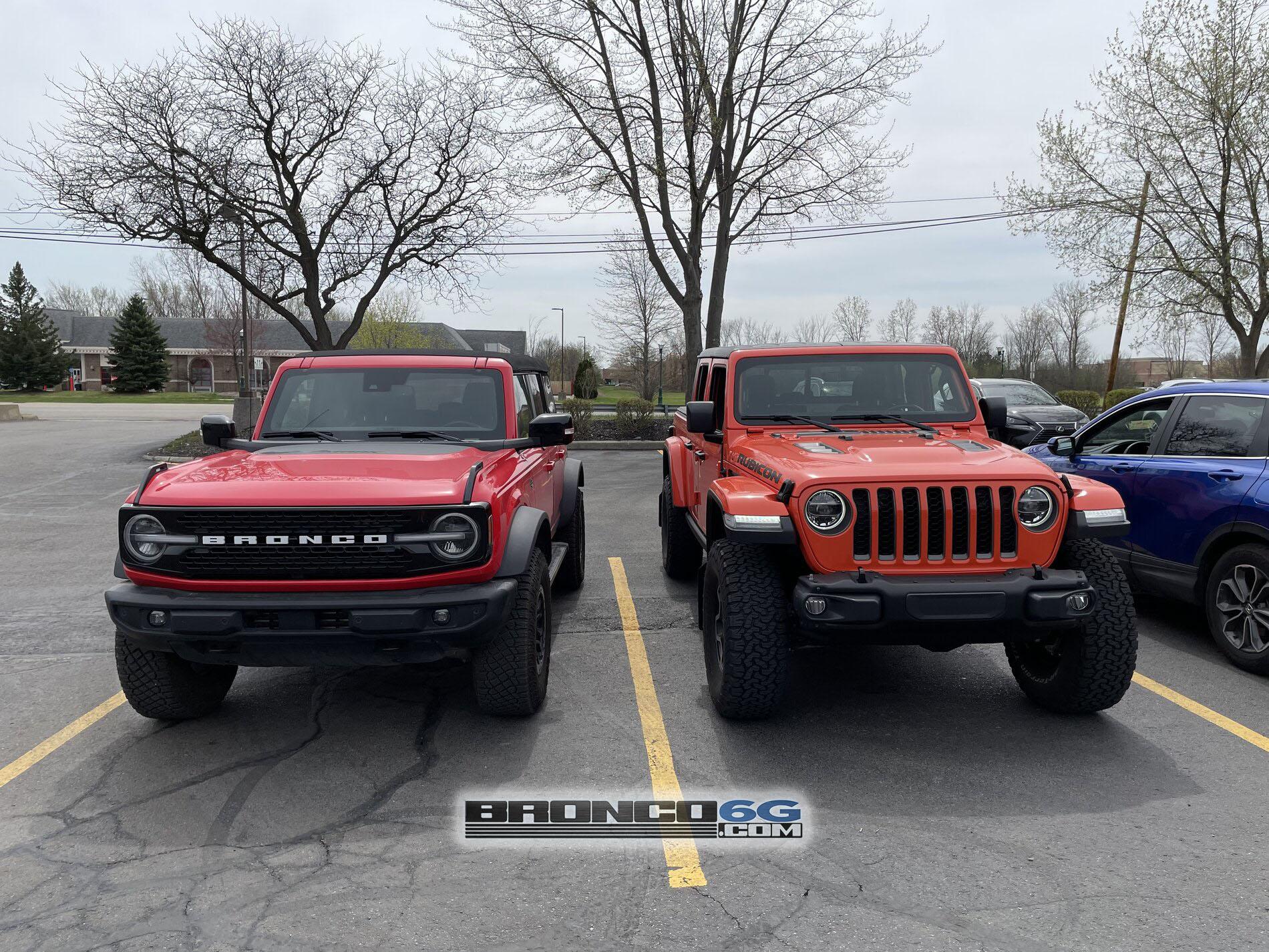 Ford Bronco Race Red Bronco vs Punk’n Jeep Gladiator Bronco vs Jeep Gladiator 3