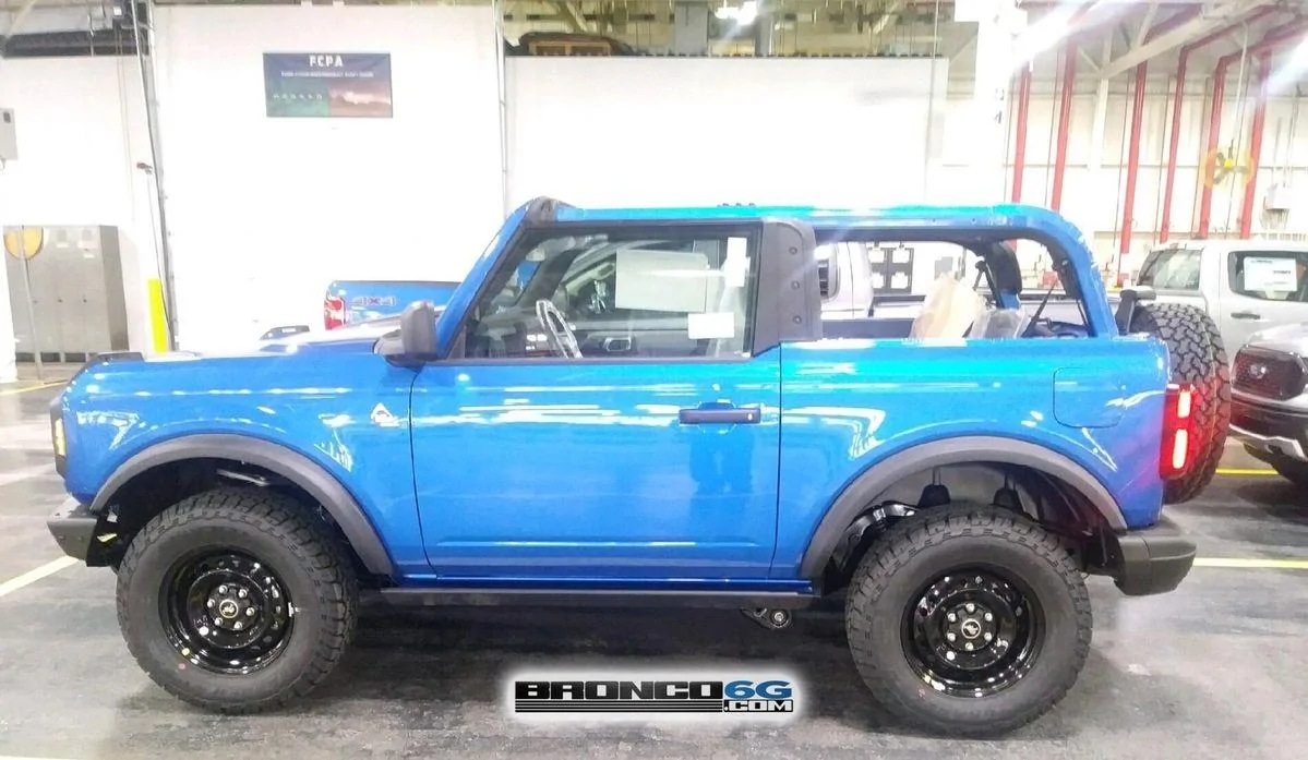 Ford Bronco How far back does the 2-door soft top fold? 525A0640-1760-460A-B890-606C0785D8CD