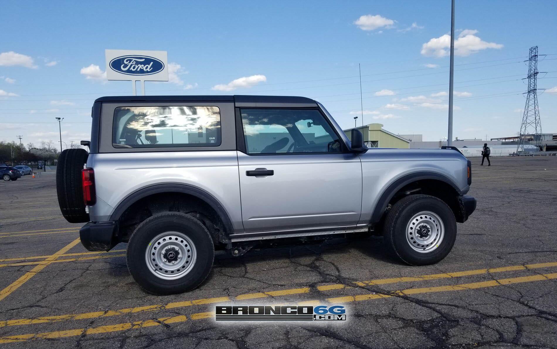 Ford Bronco 2-Door BASE Bronco @ MAP 2021 Bronco BASE 2-Door Iconic Silver MIC Hard Top @ MAP 2