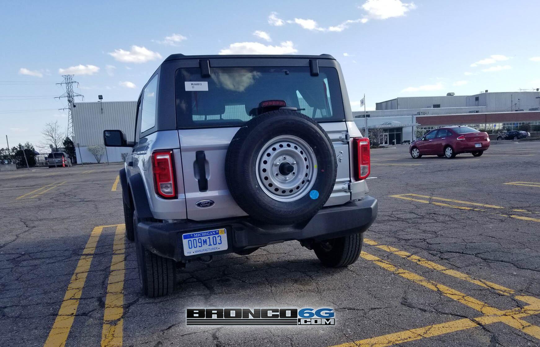 Ford Bronco 2-Door BASE Bronco @ MAP 2021 Bronco BASE 2-Door Iconic Silver MIC Hard Top @ MAP 1