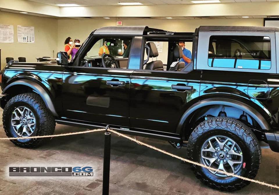 Black 2021 Bronco 4 Door 2.jpg