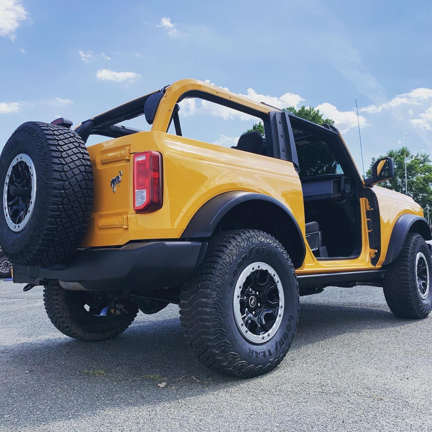 Ford Bronco Spotted: Base Bronco + Sasquatch Package, with underhood engine shot (Cyber Orange) ec_mpcbwaaafpun-2-jpe