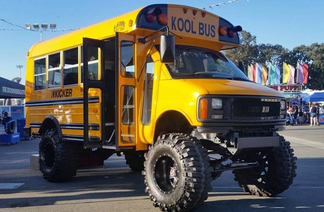 Ford Bronco Cyber Orange in person comparison. Offroad-Schoolbus