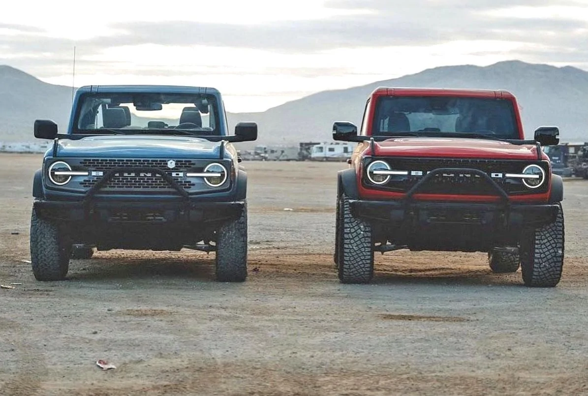 Ford Bronco Badlands vs Wildtrak side by side 2021 Bronco Badlands vs Wildtrak comparison side by sid