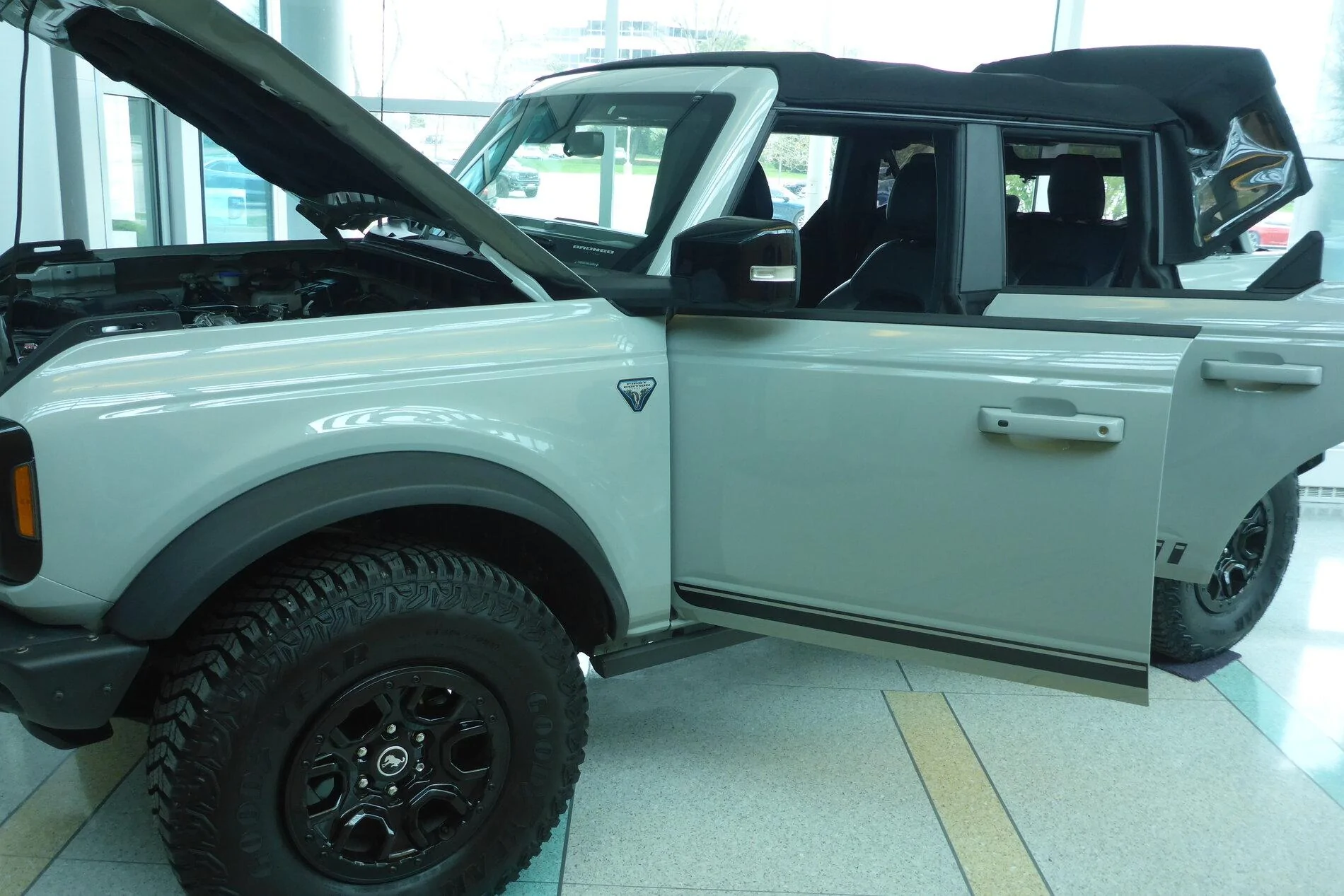 Ford Bronco Chicagoland Showing (Bronco = Awesome) + measured Sasquatch vs Badlands suspension height difference P1150973