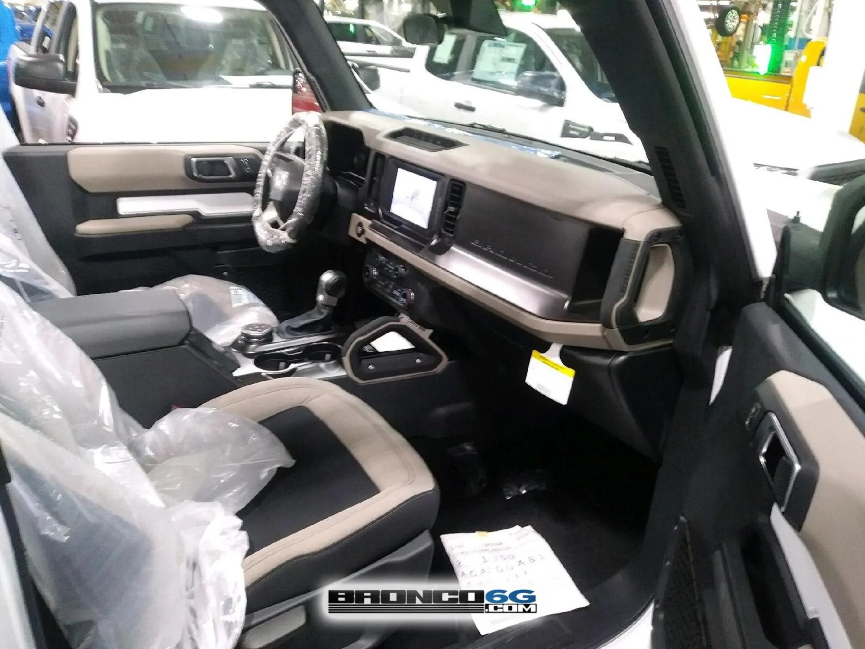 4 - 2021 Bronco Big Bend Oxford White 6 Interior.webp
