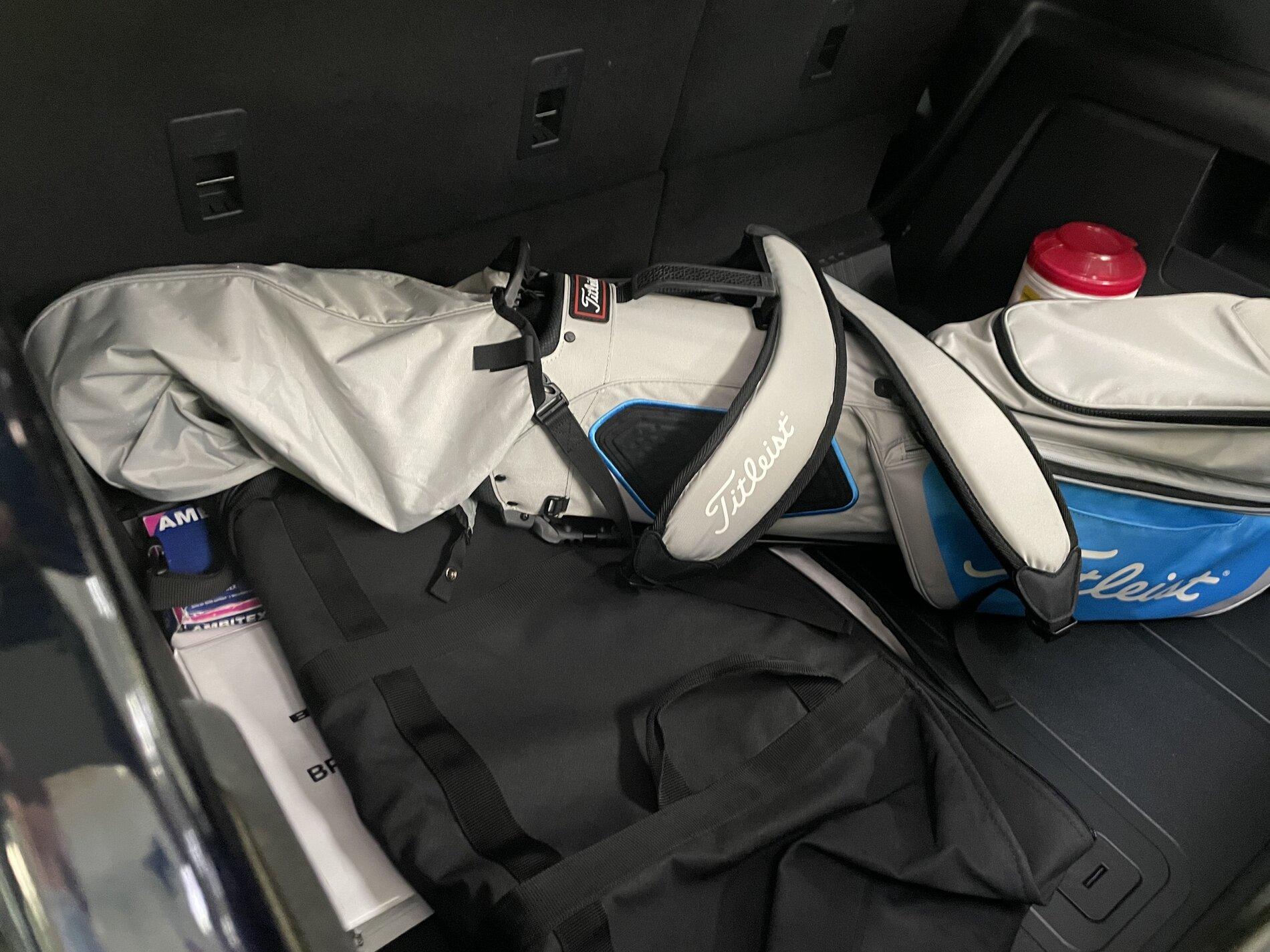 Ford Bronco Golf Clubs Bag test: they fit in 2021 Bronco 4-door cargo area! ⛳️ A4D6B19E-2F0A-44C8-AFF7-22673837A202
