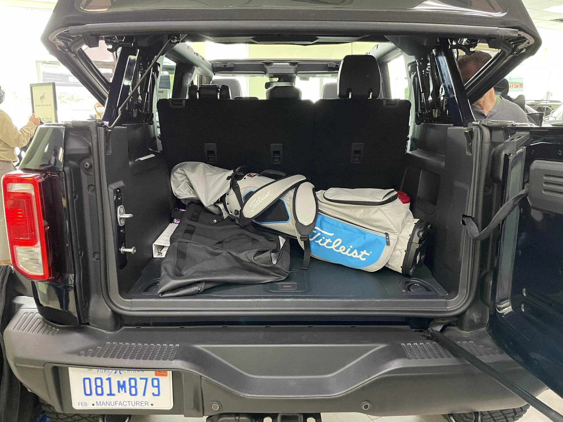 Ford Bronco Golf Clubs Bag test: they fit in 2021 Bronco 4-door cargo area! ⛳️ 1F1BF66A-67DC-47F5-90FD-5F36340D093C
