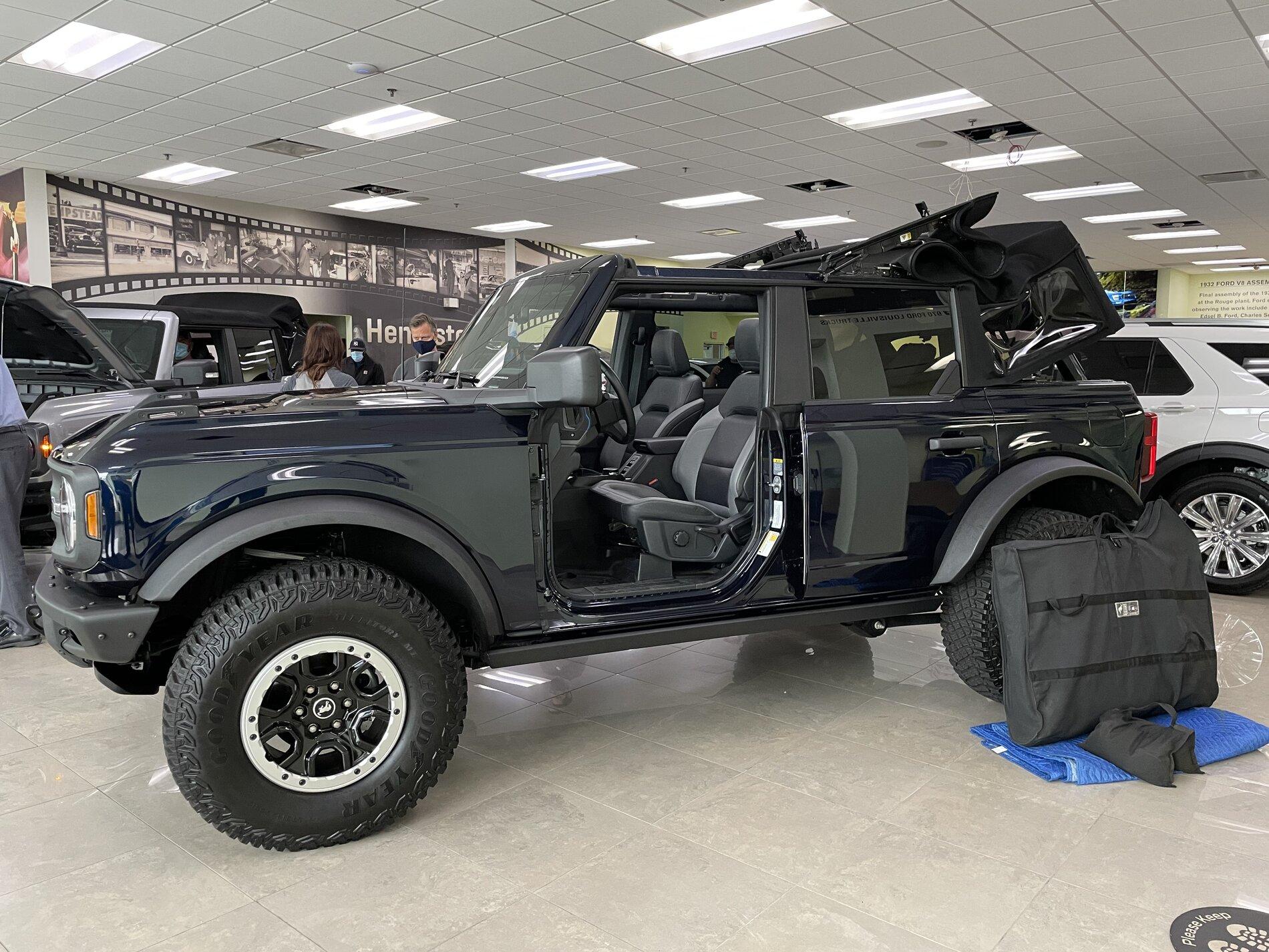 Ford Bronco Golf Clubs Bag test: they fit in 2021 Bronco 4-door cargo area! ⛳️ 072A2CFB-C77F-4C3F-876D-87A292E53DD4