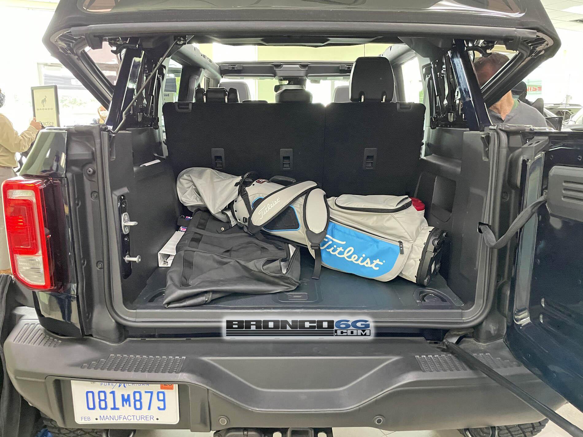 Ford Bronco Golf Clubs Bag test: they fit in 2021 Bronco 4-door cargo area! ⛳️ golf clubs bag 2021 bronco 4-door cargo area fit 1