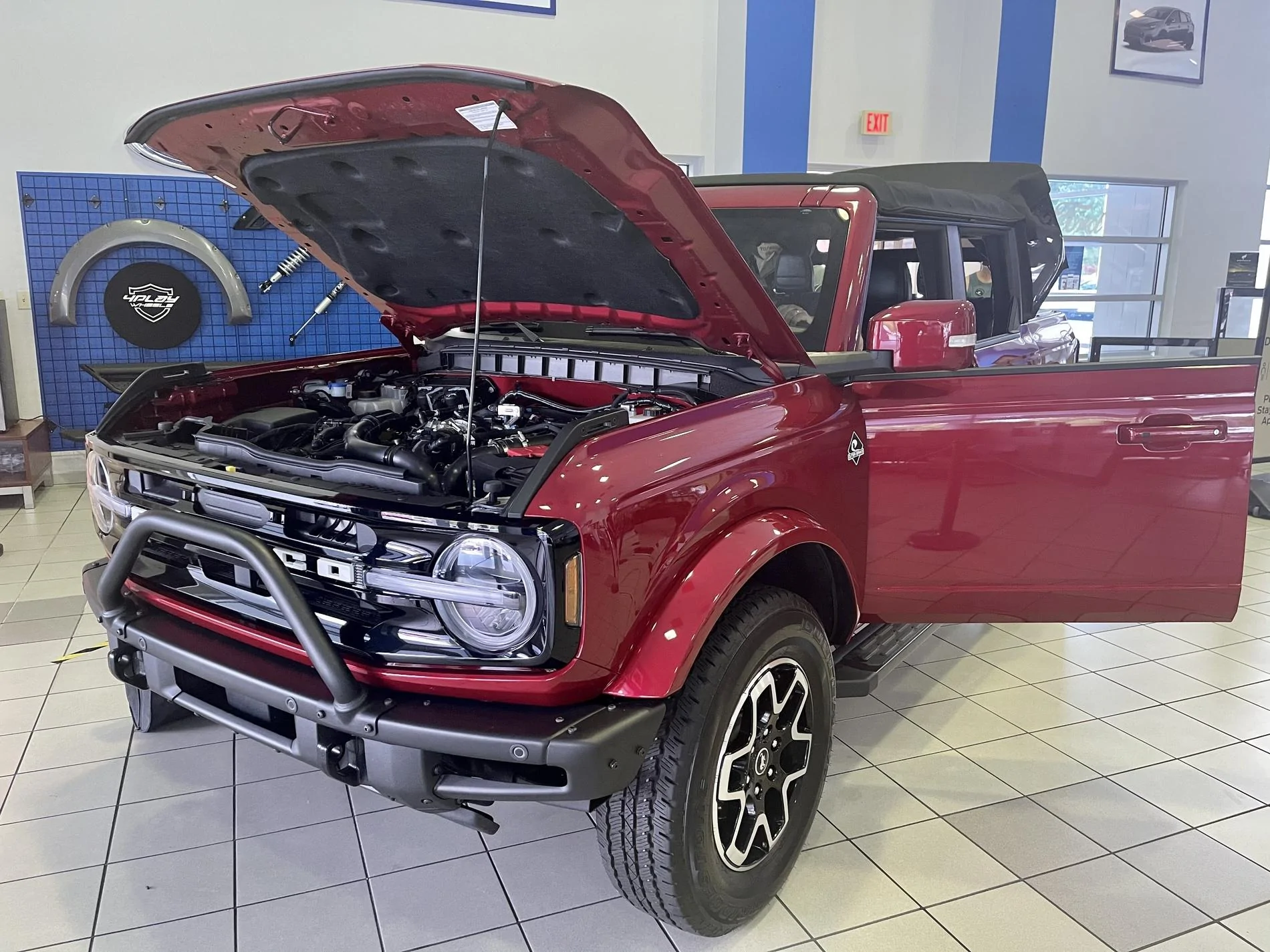 Ford Bronco Rapid Red vs Velocity Blue 221011-C8-A0-F1-40-B6-A49-A-38-AAA9-A86-E53