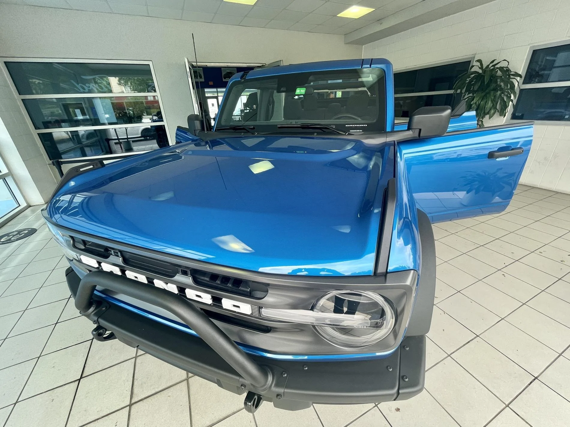 Ford Bronco Rapid Red vs Velocity Blue EAE075-F4-7-A4-E-4-F1-E-B38-B-26-DD6463-C518