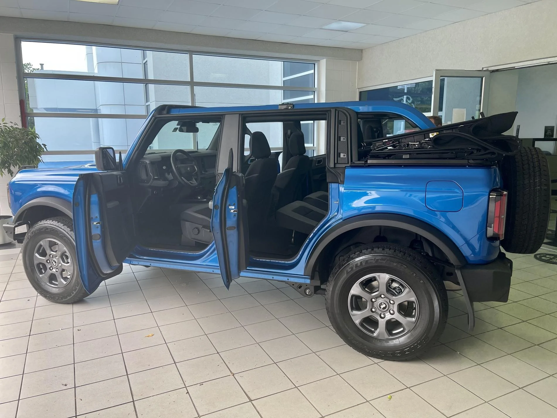Ford Bronco Rapid Red vs Velocity Blue 20-BB3417-2085-40-B0-AC09-D9-B0-A53-F332-B