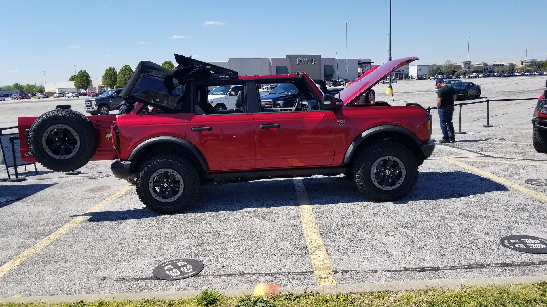 Ford Bronco Rapid Red vs Velocity Blue 20210419_145230