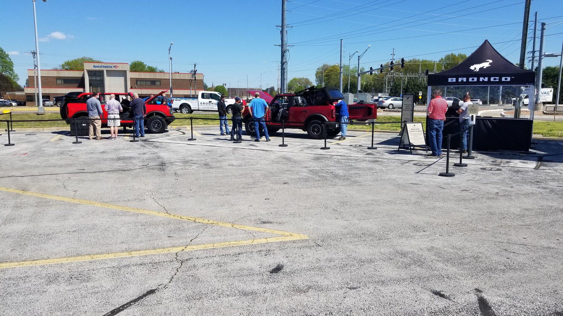 Ford Bronco Rapid Red vs Velocity Blue 20210419_151251