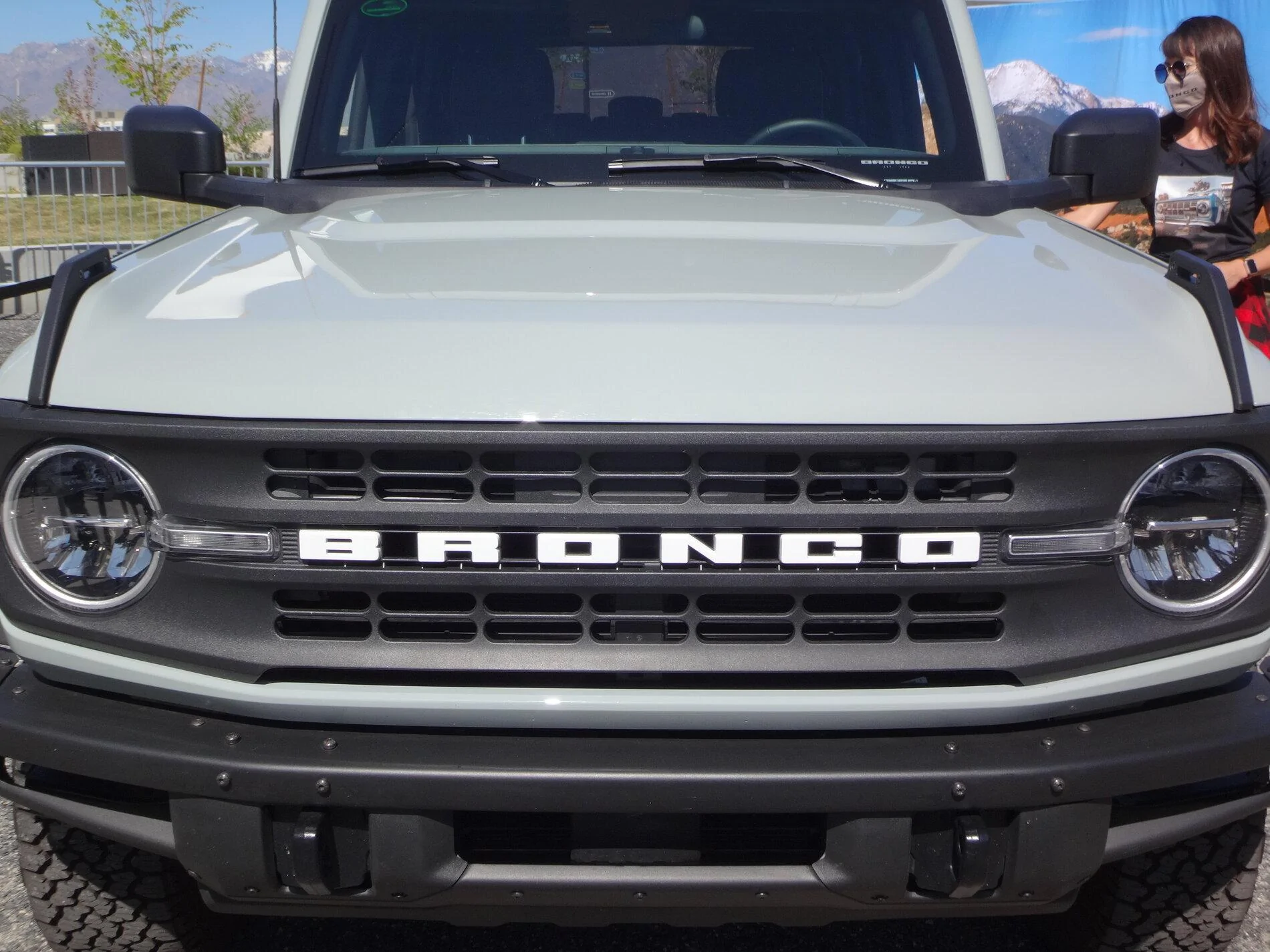 Ford Bronco Anyone know what color this is? DSC00094