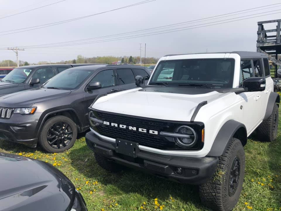Ford Bronco Size / height of Bronco Wildtrak 4-door compared to Jeep Grand Cherokee 2021 Bronco vs Jeep Grand Cherokee side by side compared 1