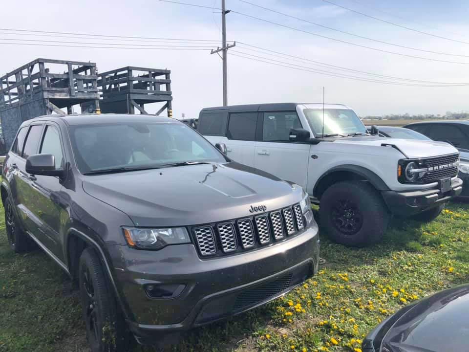 Ford Bronco Size / height of Bronco Wildtrak 4-door compared to Jeep Grand Cherokee 2021 Bronco vs Jeep Grand Cherokee side by side compared 2