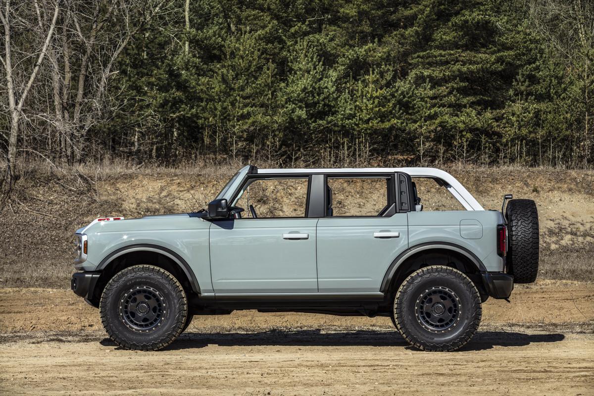 Ford Bronco What colour is this combo? 13FCB1DF-60CD-43B9-BDCC-73C934AF4E5A