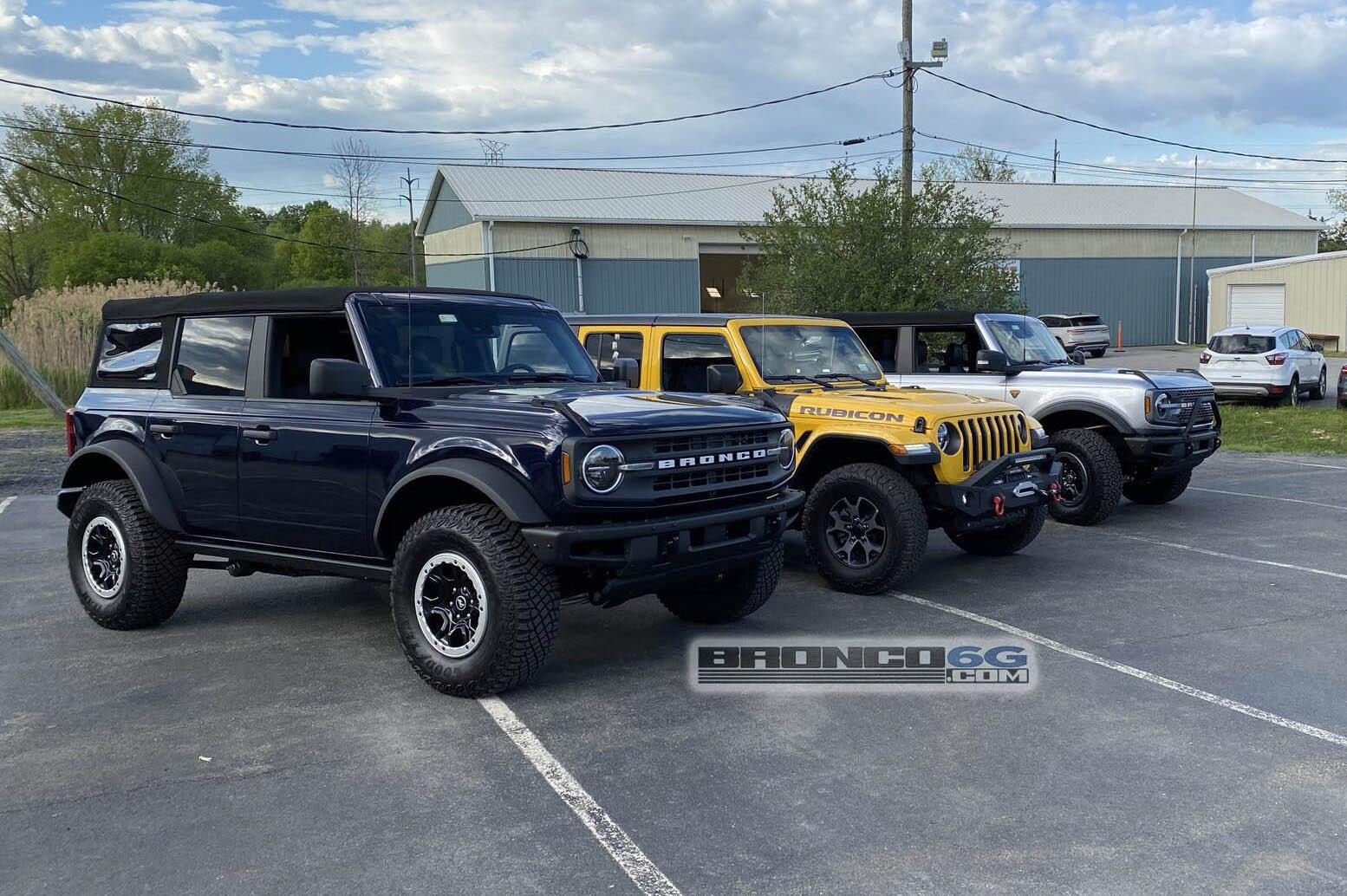 Ford Bronco Wild Broncos surround and dwarf a Jeep Wrangler Rubicon! (4-Door Broncos vs 4-Door Wrangler Rubicon) 2021 Bronco 4-door vs Jeep Wrangler JLUR Rubicon 4-Door 1