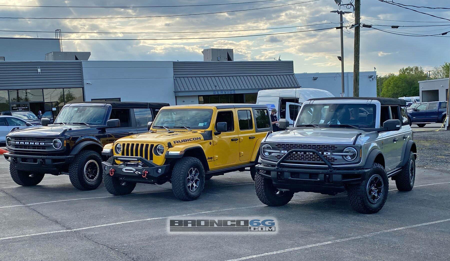 Ford Bronco Wild Broncos surround and dwarf a Jeep Wrangler Rubicon! (4-Door Broncos vs 4-Door Wrangler Rubicon) 2021 Bronco 4-door vs Jeep Wrangler JLUR Rubicon 4-Door 2