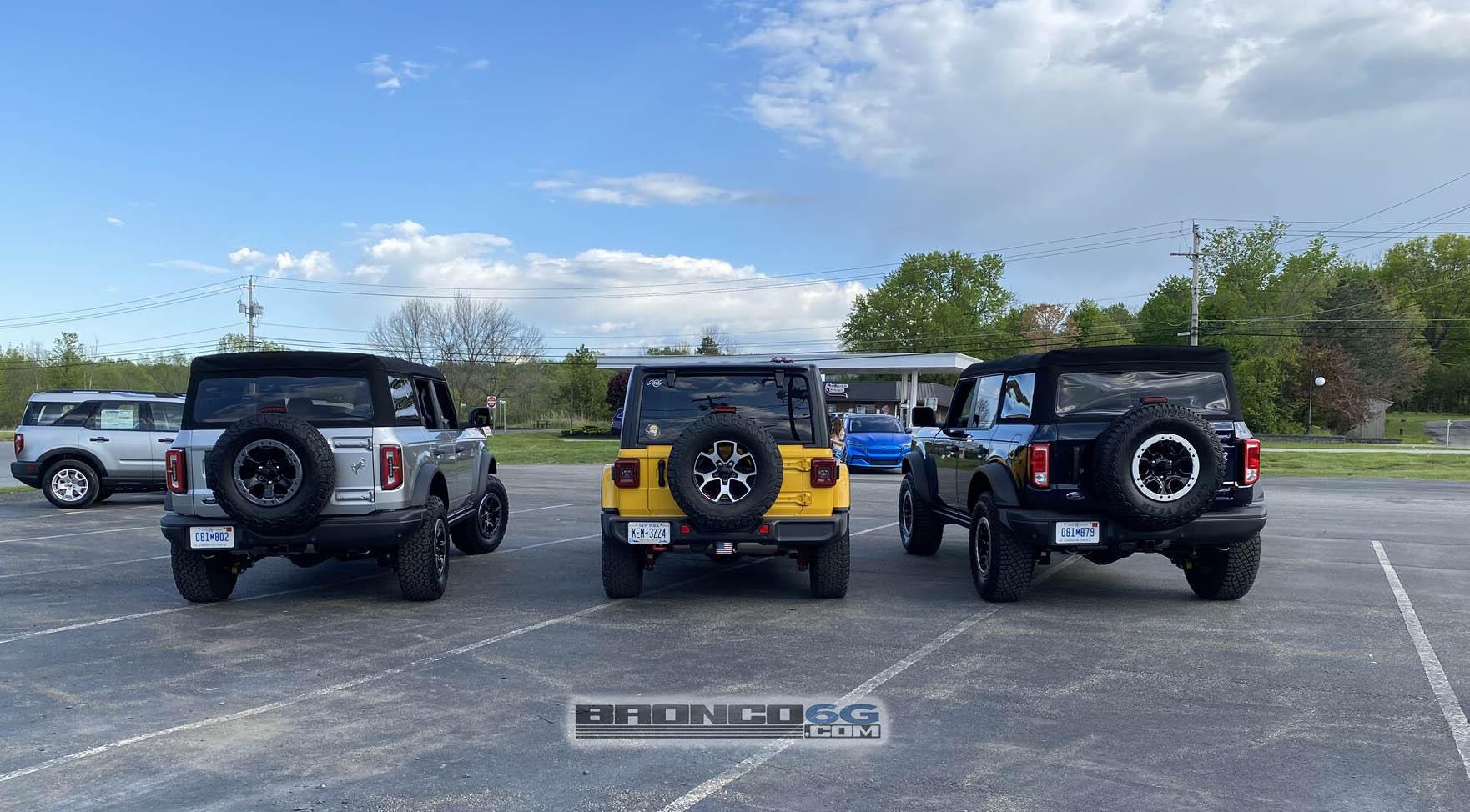 Ford Bronco Wild Broncos surround and dwarf a Jeep Wrangler Rubicon! (4-Door Broncos vs 4-Door Wrangler Rubicon) 2021 Bronco 4-door vs Jeep Wrangler JLUR Rubicon 4-Door 3