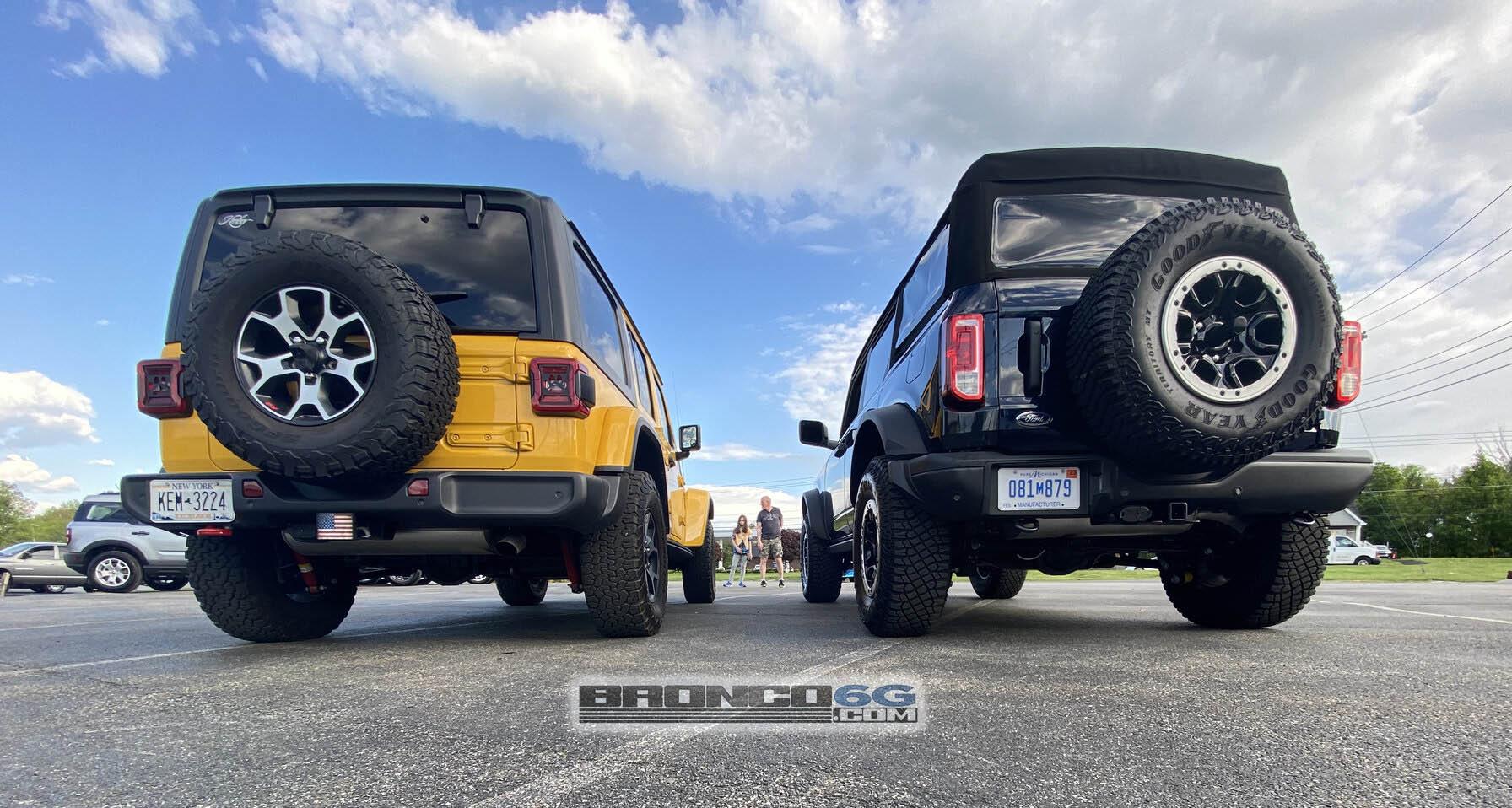 Ford Bronco Wild Broncos surround and dwarf a Jeep Wrangler Rubicon! (4-Door Broncos vs 4-Door Wrangler Rubicon) 2021 Bronco 4-door vs Jeep Wrangler JLUR Rubicon 4-Door 4