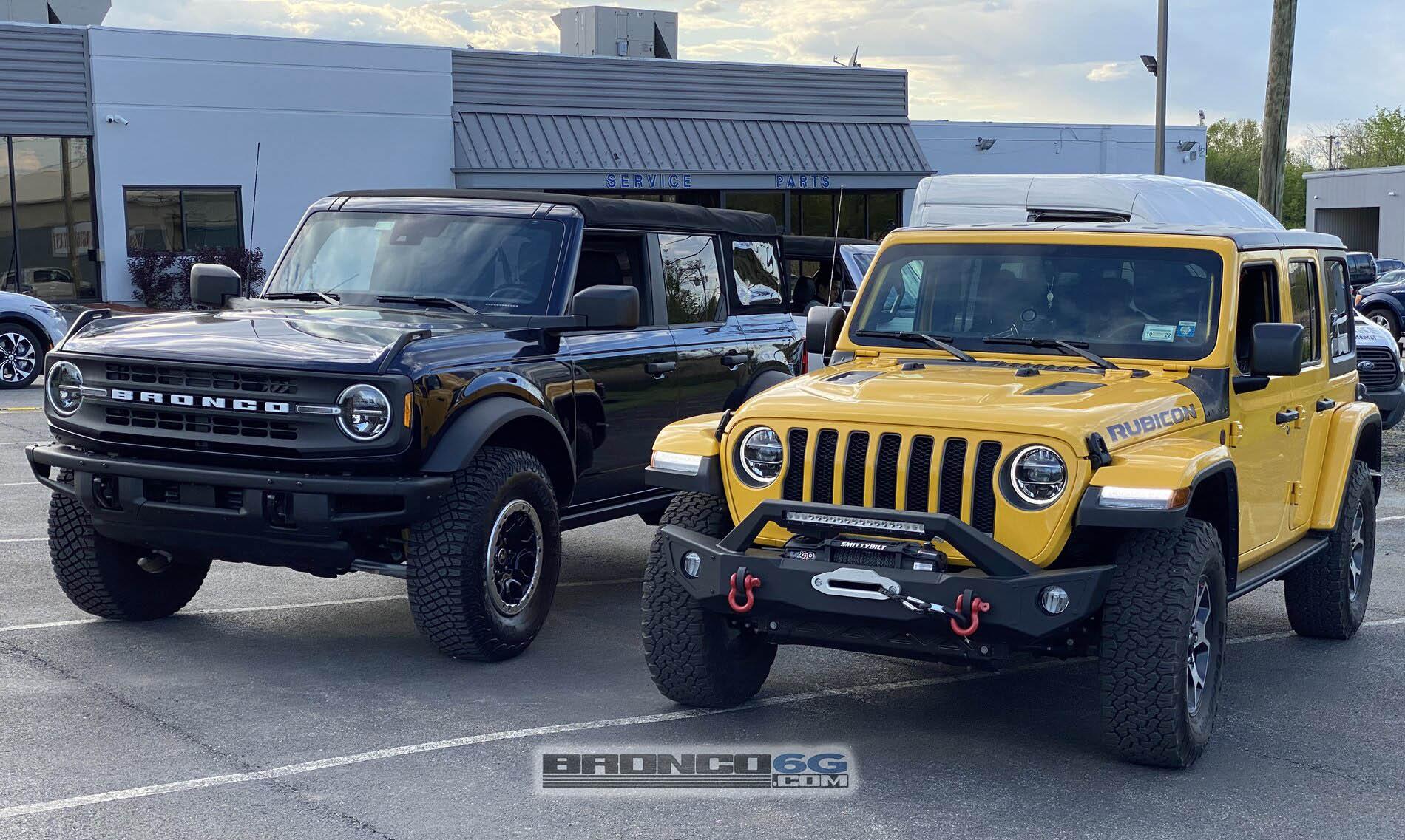 Ford Bronco Wild Broncos surround and dwarf a Jeep Wrangler Rubicon! (4-Door Broncos vs 4-Door Wrangler Rubicon) 2021 Bronco 4-door vs Jeep Wrangler JLUR Rubicon 4-Door 5