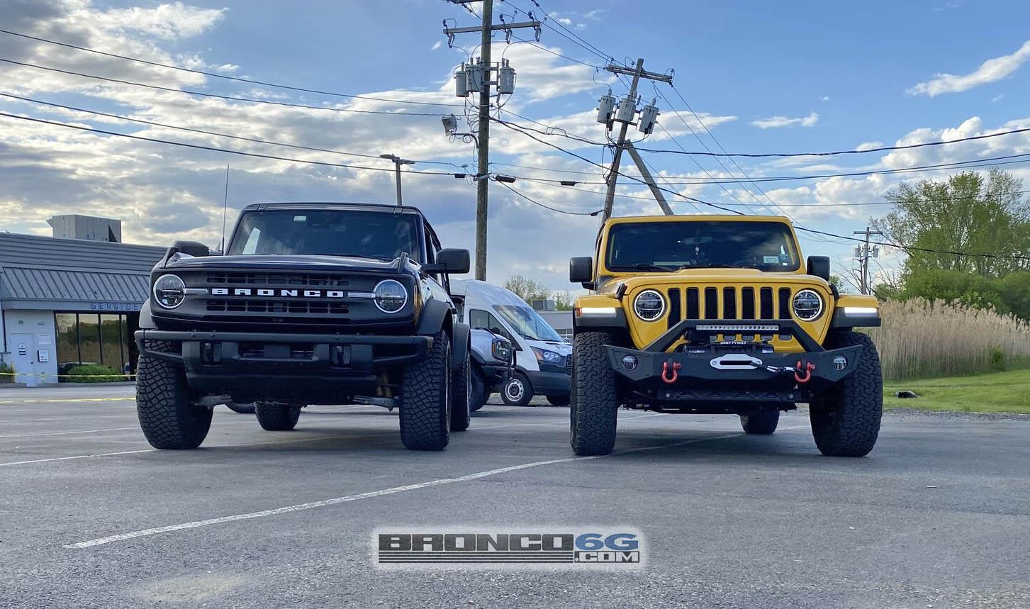 Ford Bronco Wild Broncos surround and dwarf a Jeep Wrangler Rubicon! (4-Door Broncos vs 4-Door Wrangler Rubicon) 2021 Bronco 4-door vs Jeep Wrangler JLUR Rubicon 4-Door 7