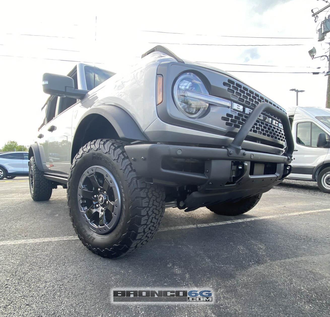 Ford Bronco Wild Broncos surround and dwarf a Jeep Wrangler Rubicon! (4-Door Broncos vs 4-Door Wrangler Rubicon) 2021 Bronco 4-door vs Jeep Wrangler JLUR Rubicon 4-Door 6