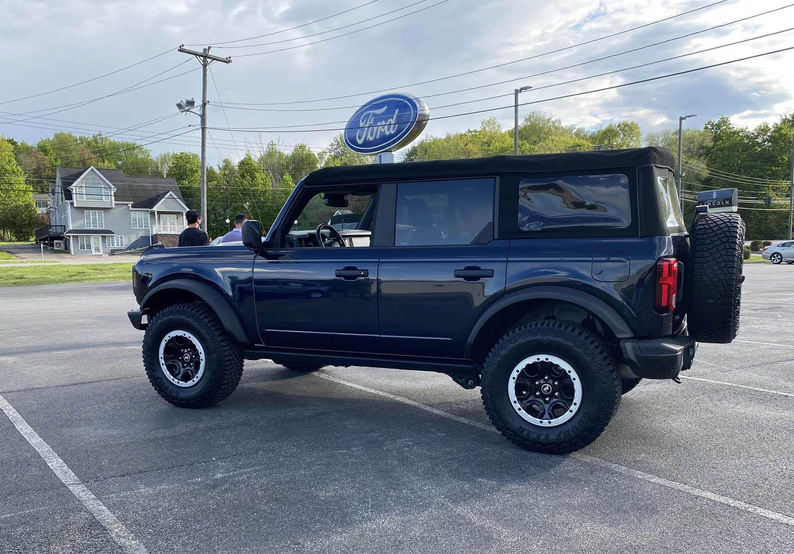 Ford Bronco Wild Broncos surround and dwarf a Jeep Wrangler Rubicon! (4-Door Broncos vs 4-Door Wrangler Rubicon) 2021 Bronco 4-door vs Jeep Wrangler JLUR Rubicon 4-Door 8