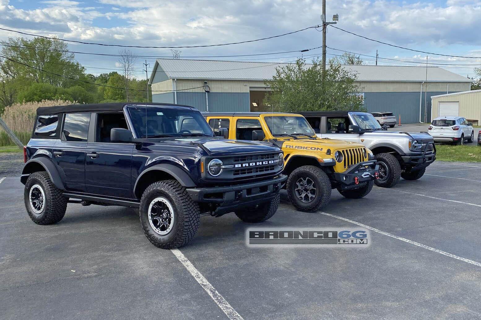 Ford Bronco Wild Broncos surround and dwarf a Jeep Wrangler Rubicon! (4-Door Broncos vs 4-Door Wrangler Rubicon) 2021 Bronco 4-door vs Jeep Wrangler JLUR Rubicon 4-Door 1