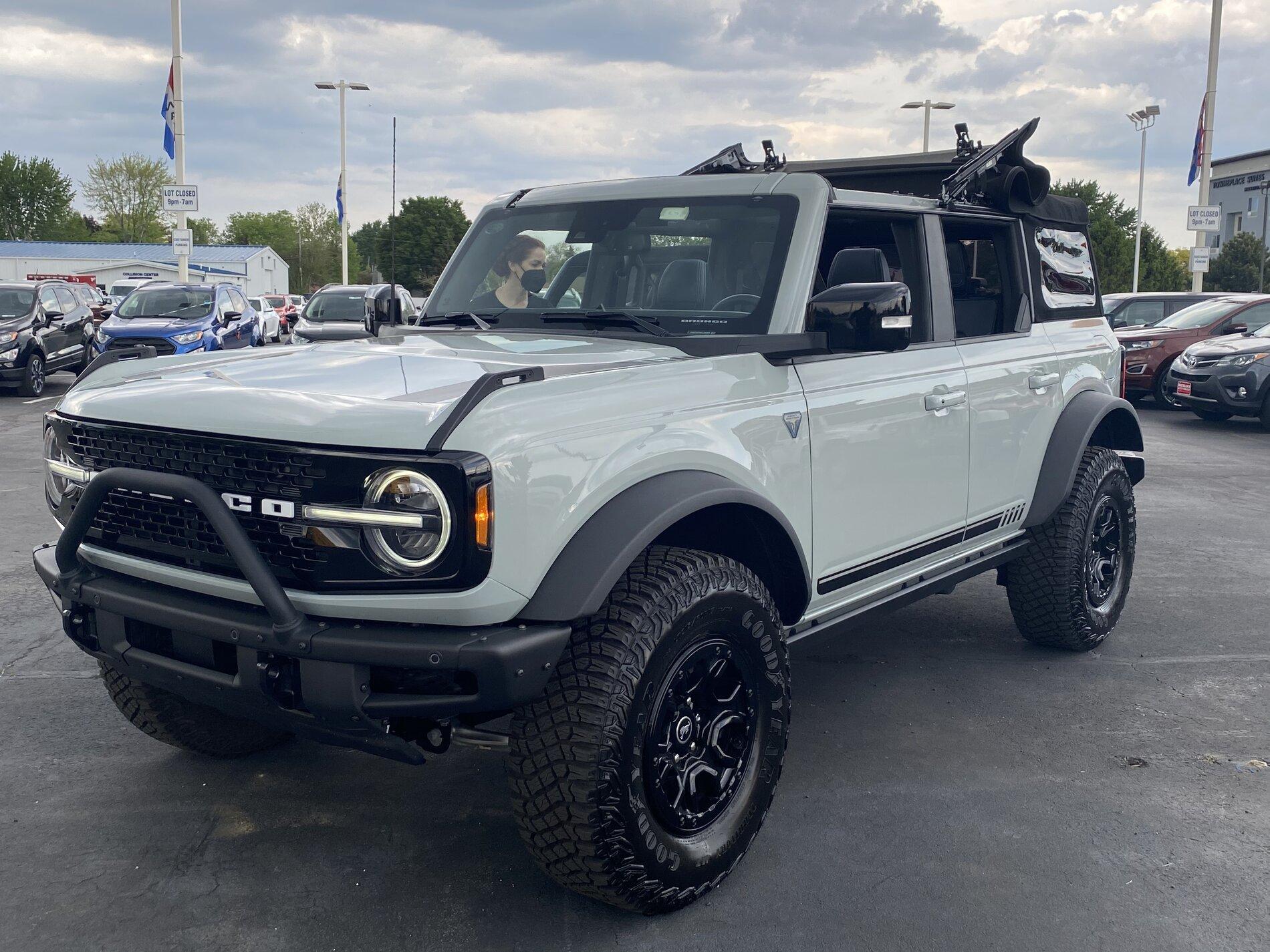 Ford Bronco Saw these two this evening 2676A23A-663D-4466-834E-6CED9D1E22A4