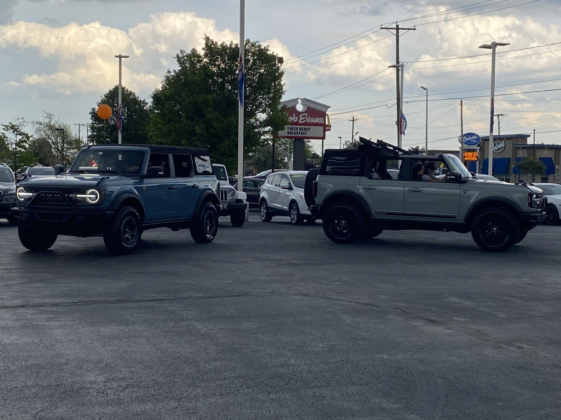 Ford Bronco Saw these two this evening 43149E2A-2A35-42E9-8540-FC14FCA7DA4B