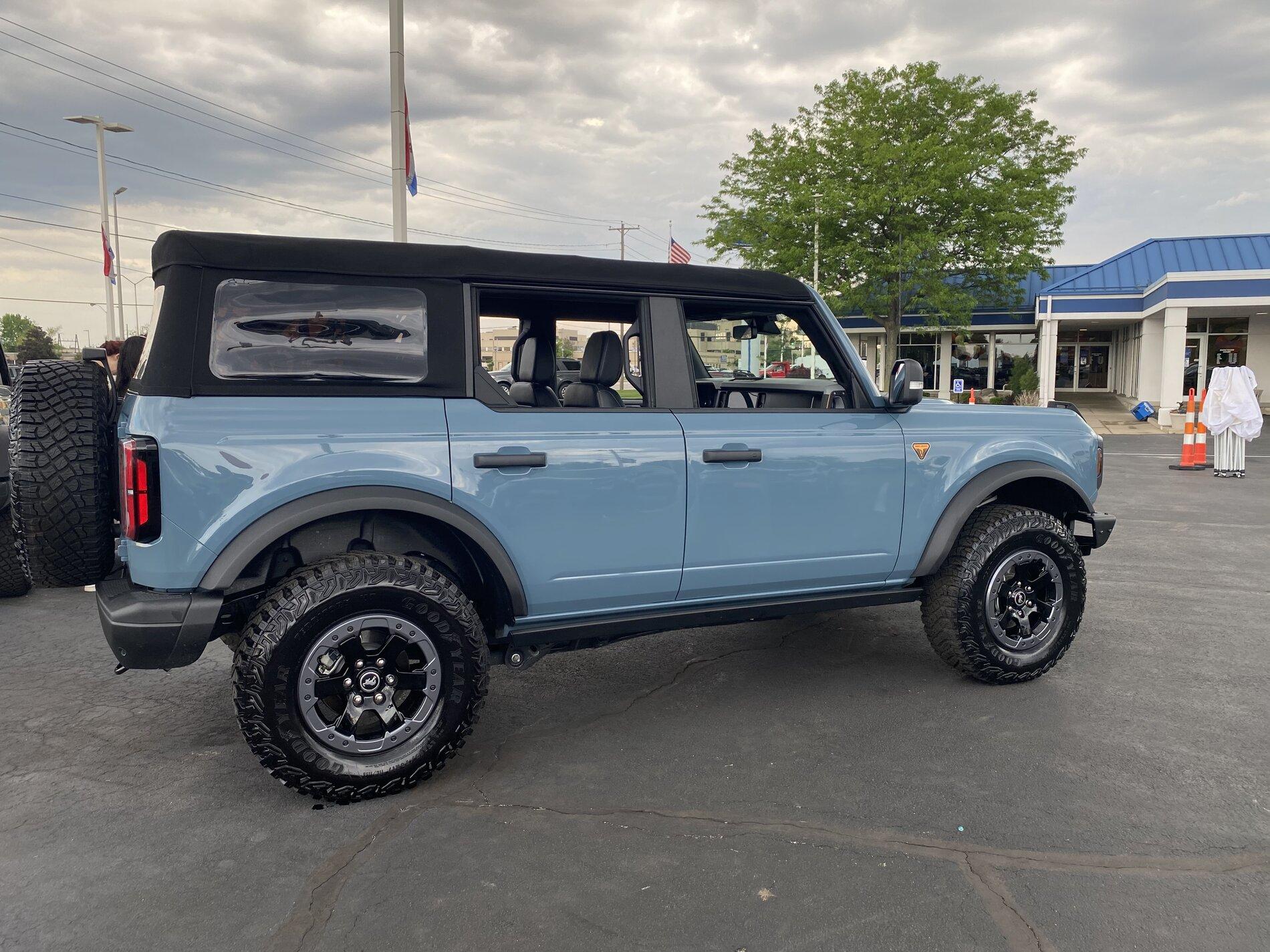 Ford Bronco Saw these two this evening 8D20196B-444A-4866-BE7C-4561E935694D