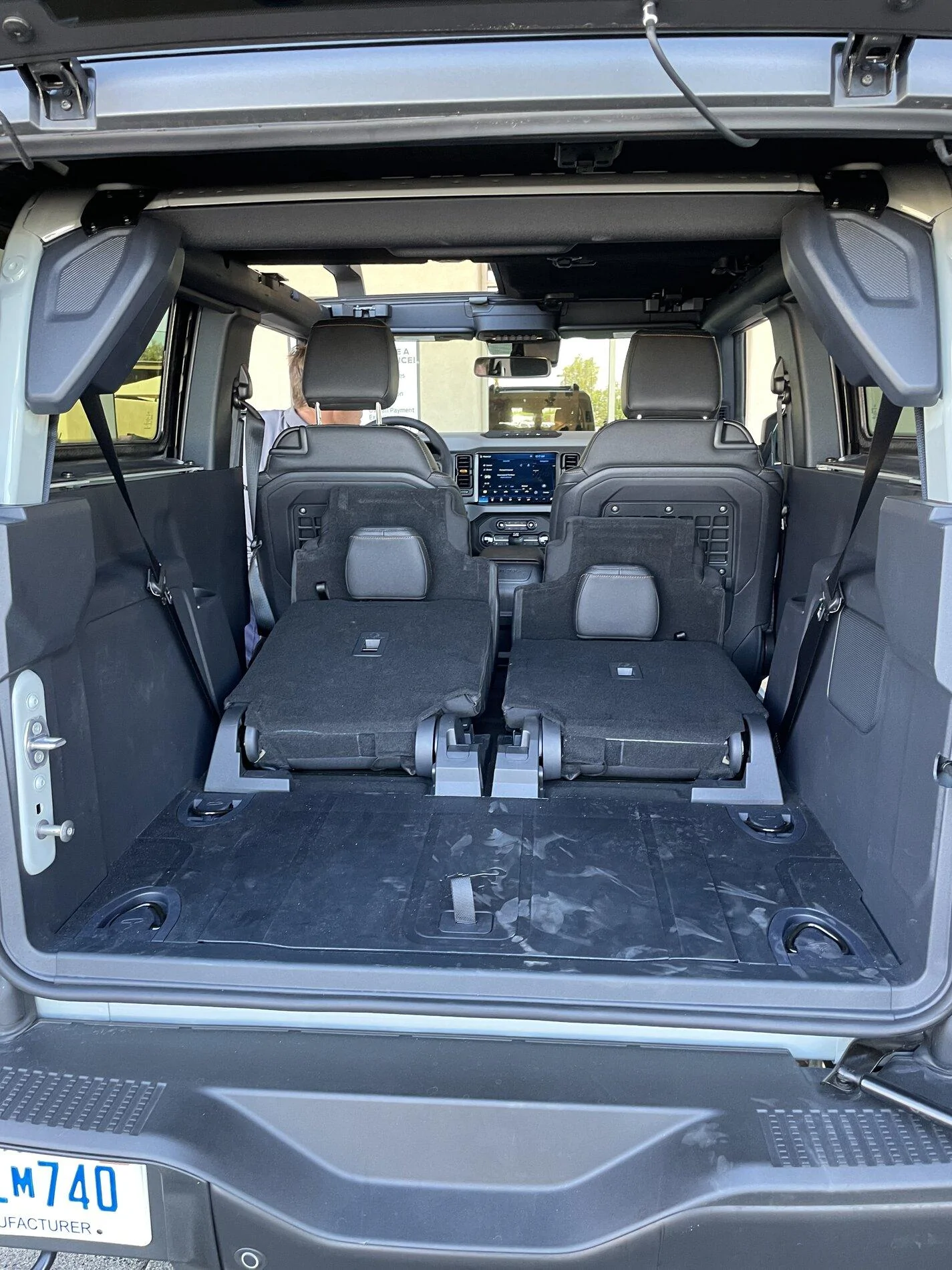Ford Bronco 2-Door Bronco Badlands - Cargo Space Pictures & Video CBBE2EA6-6988-48C0-9088-90DC4431F199
