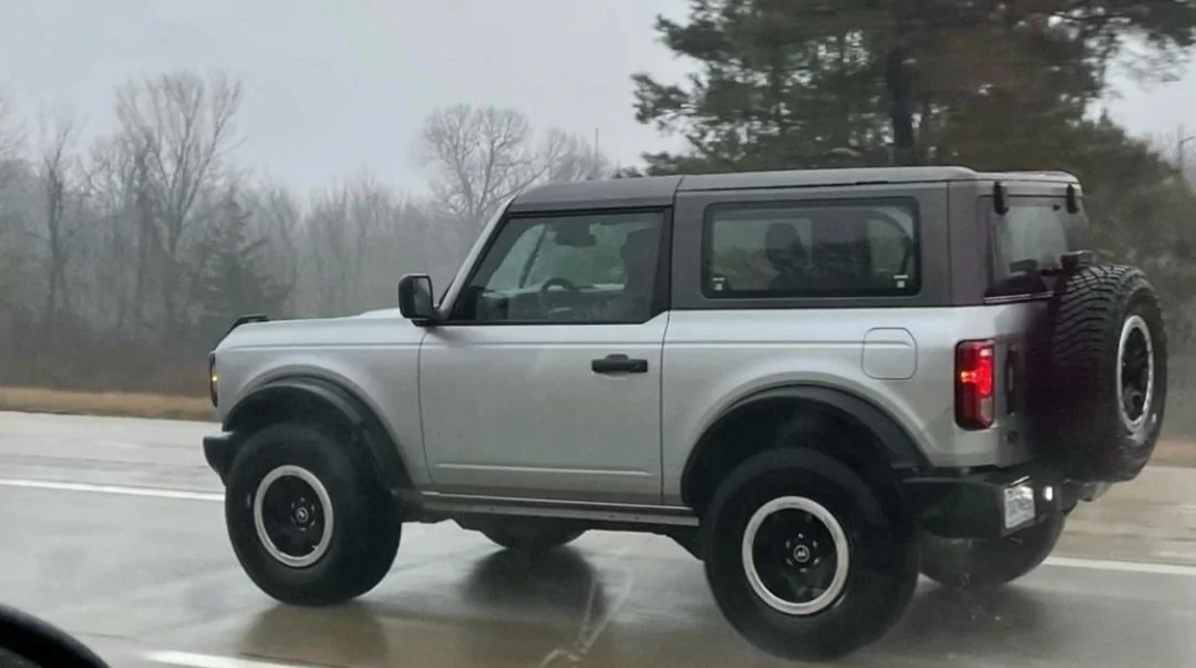Ford Bronco Iconic Silver Paint Thread Screenshot_20210521-145231_Chrom