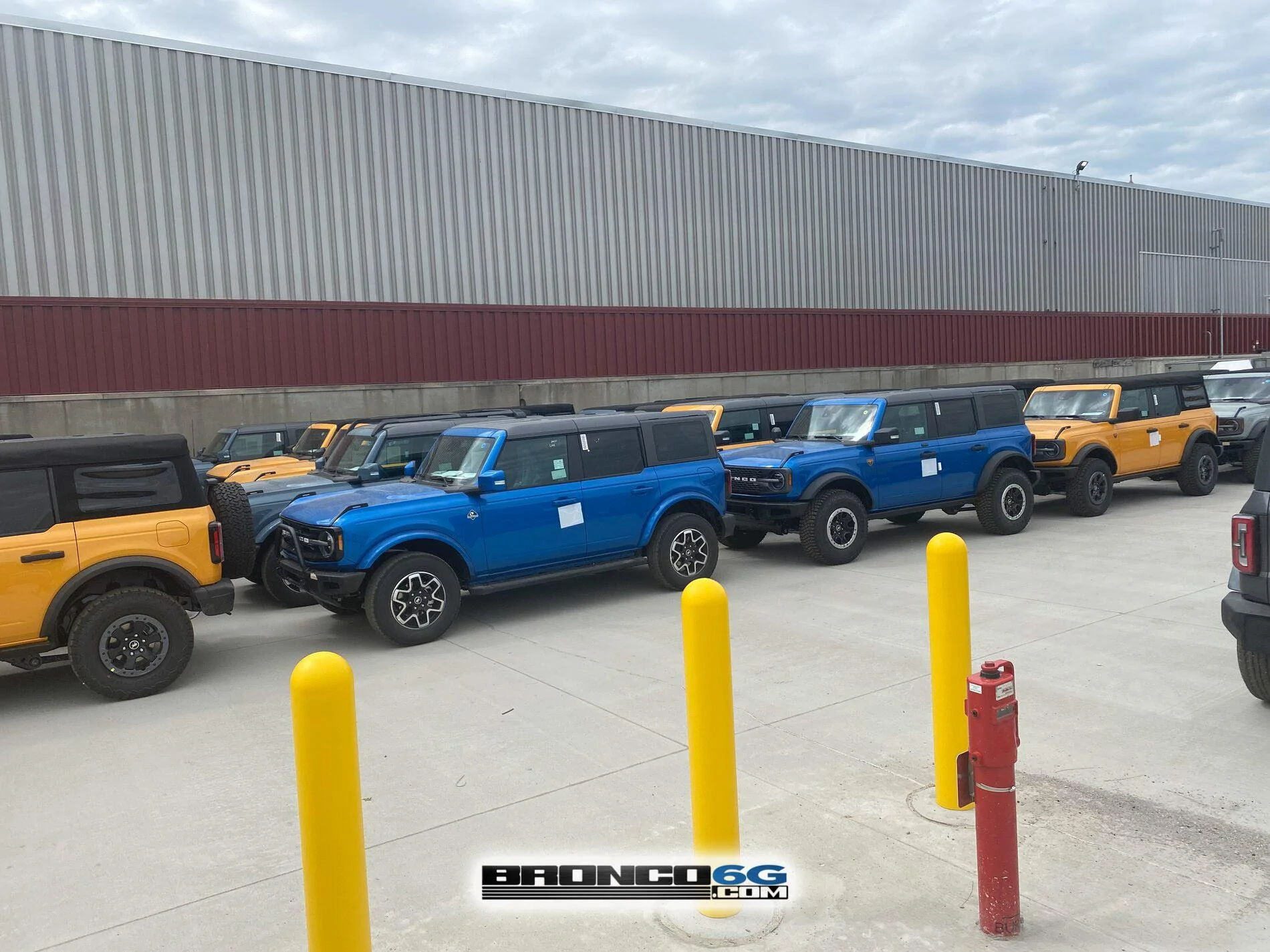 Ford Bronco Pics of 2021 Broncos in MAP holding yard area. Any requests for pictures? 2021 Broncos holding area MAP plant factory 11