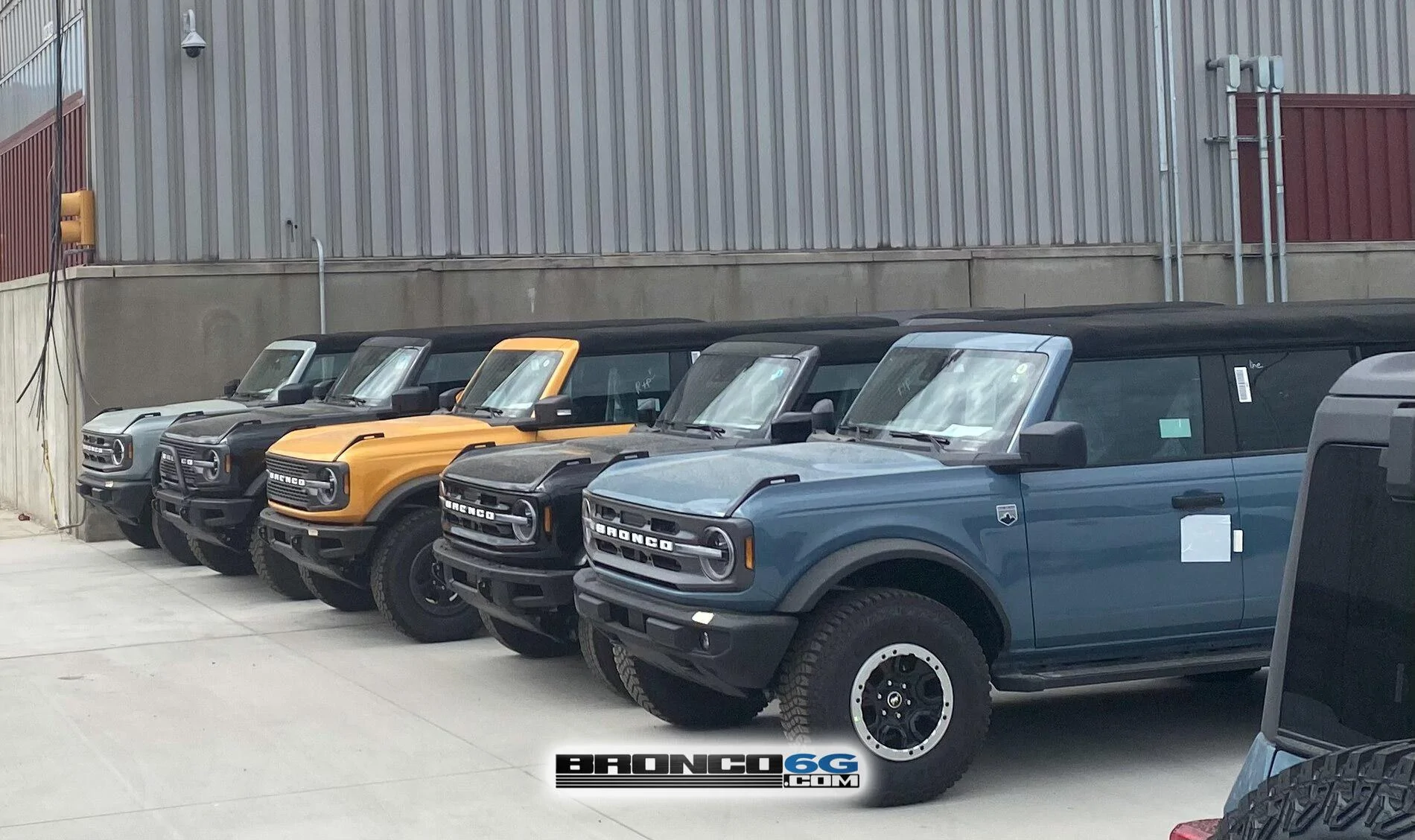 Ford Bronco Pics of 2021 Broncos in MAP holding yard area. Any requests for pictures? 2021 Broncos holding area MAP plant factory 17