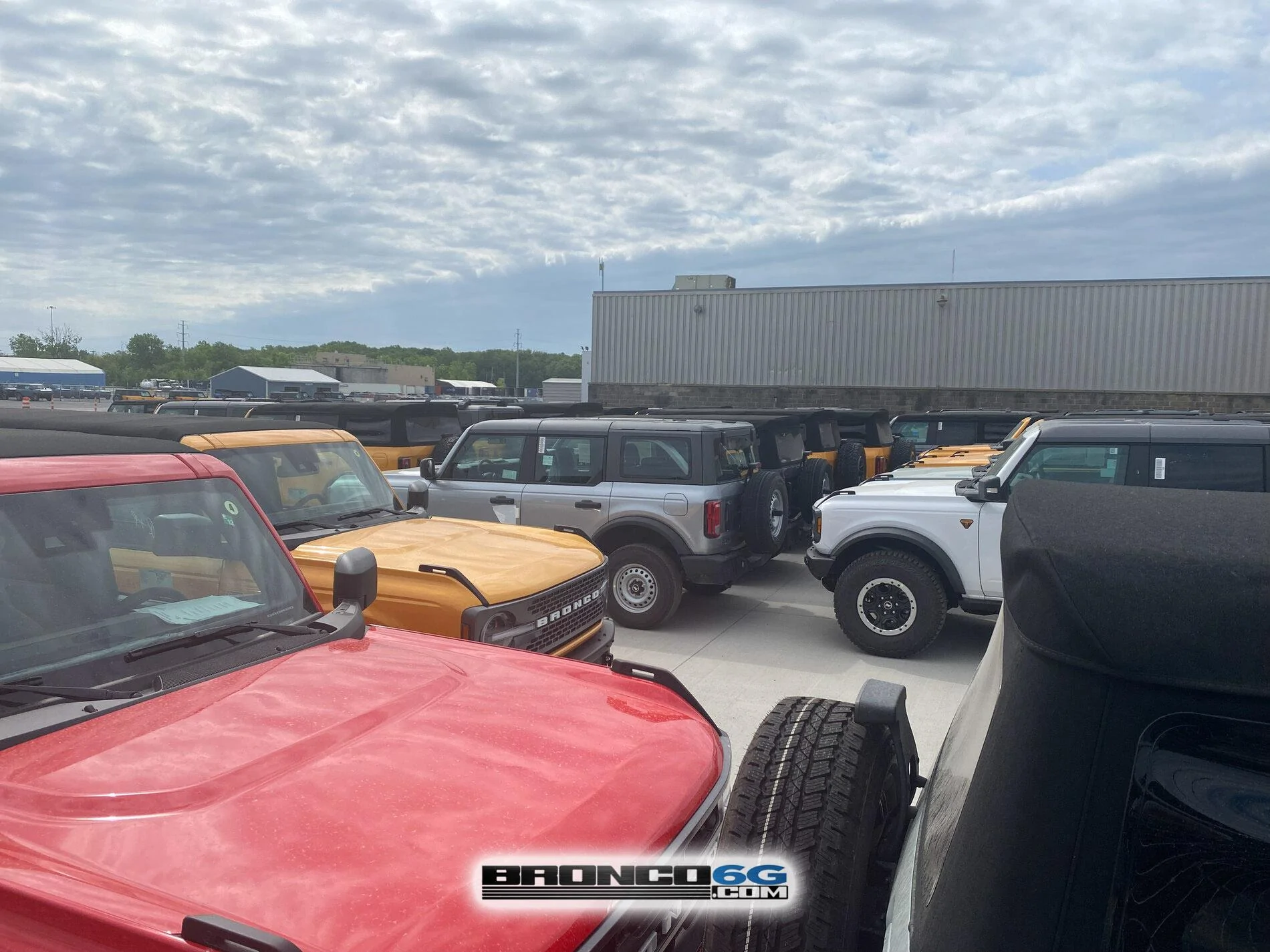 Ford Bronco Pics of 2021 Broncos in MAP holding yard area. Any requests for pictures? 2021 Broncos holding area MAP plant factory 12