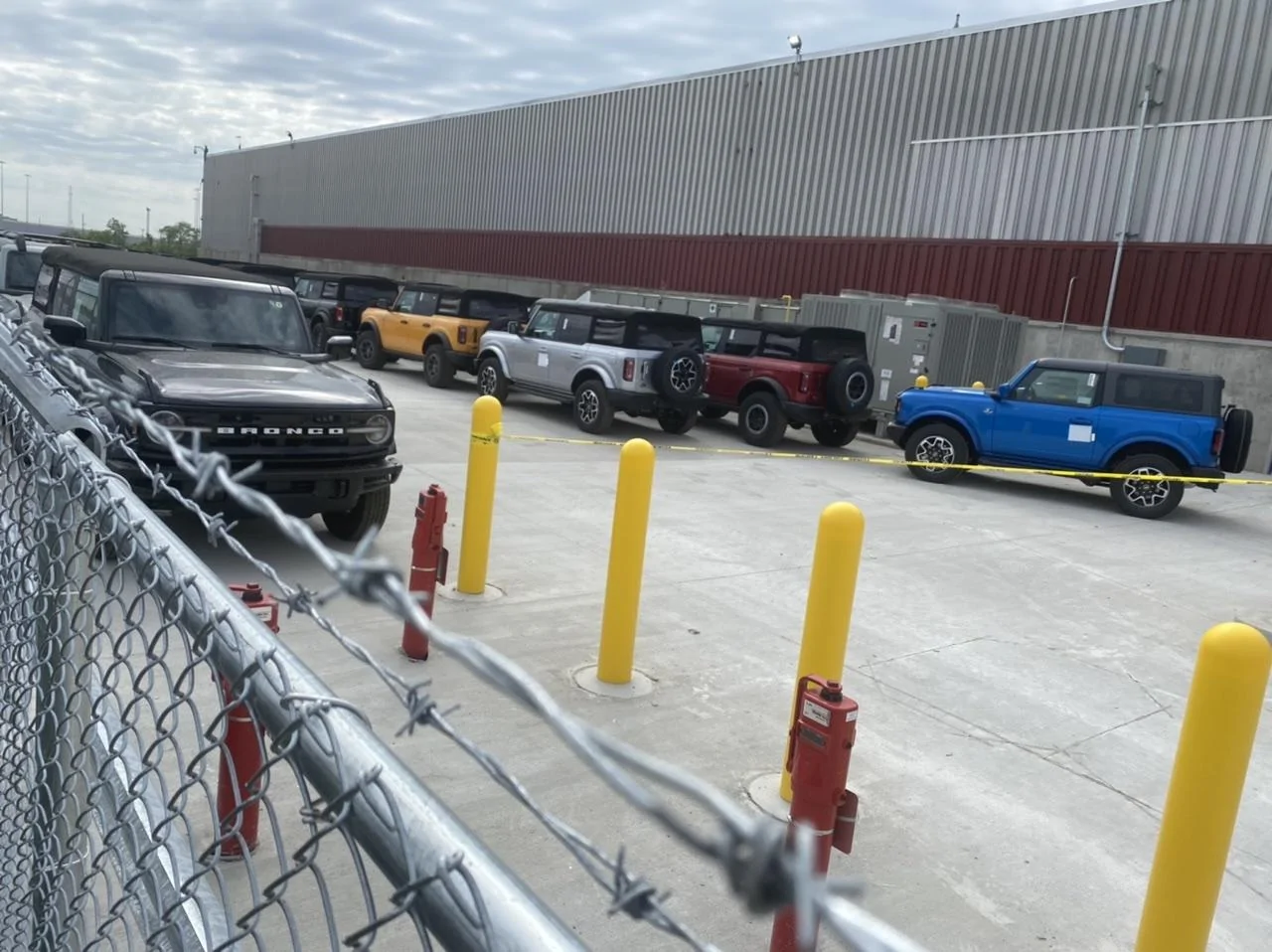 Ford Bronco Pics of 2021 Broncos in MAP holding yard area. Any requests for pictures? 3317b900-1d90-4bff-b553-cbc183a11478-jpeg